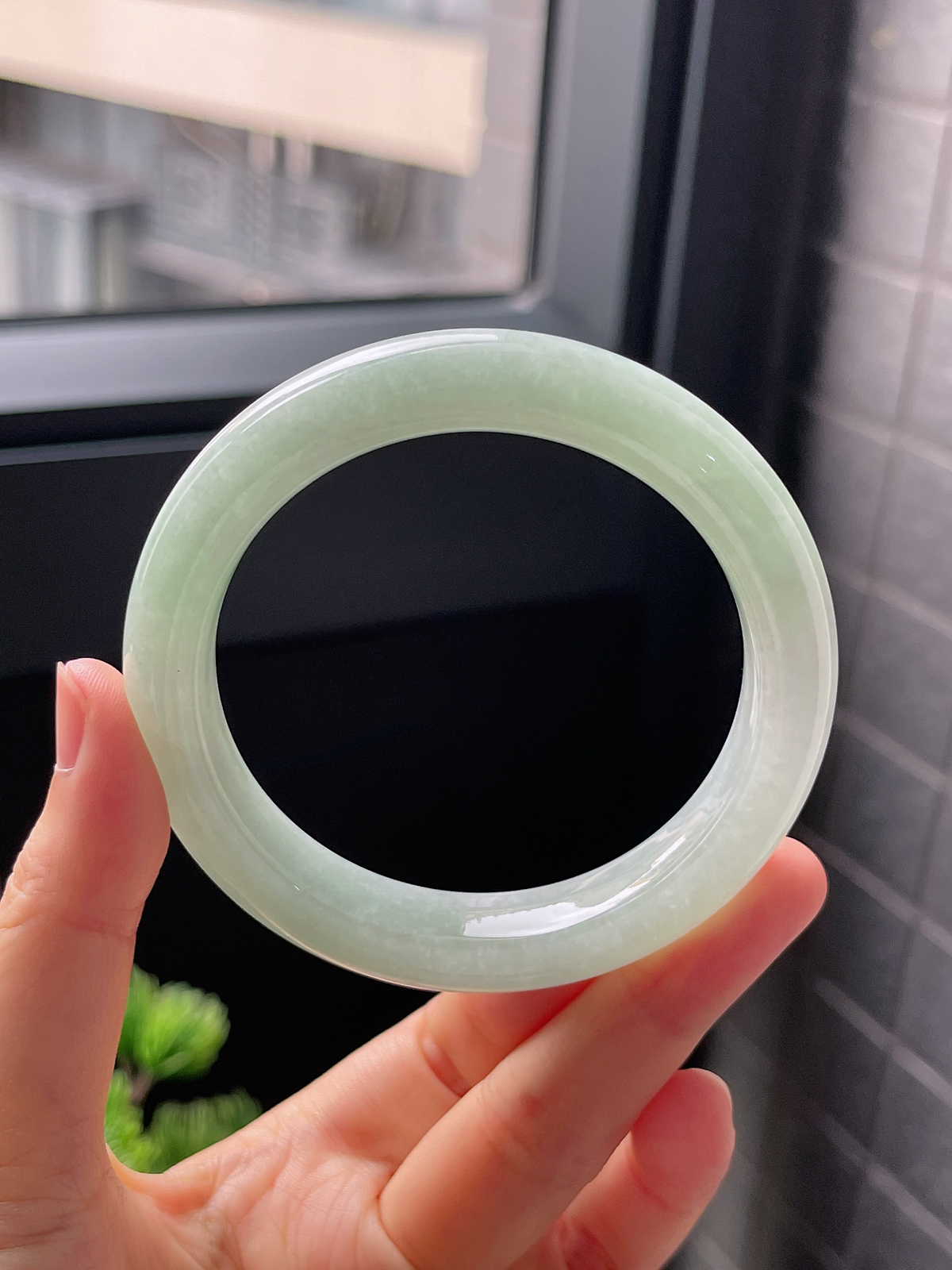 圈口56.5，细糯果绿色正圈翡翠手镯