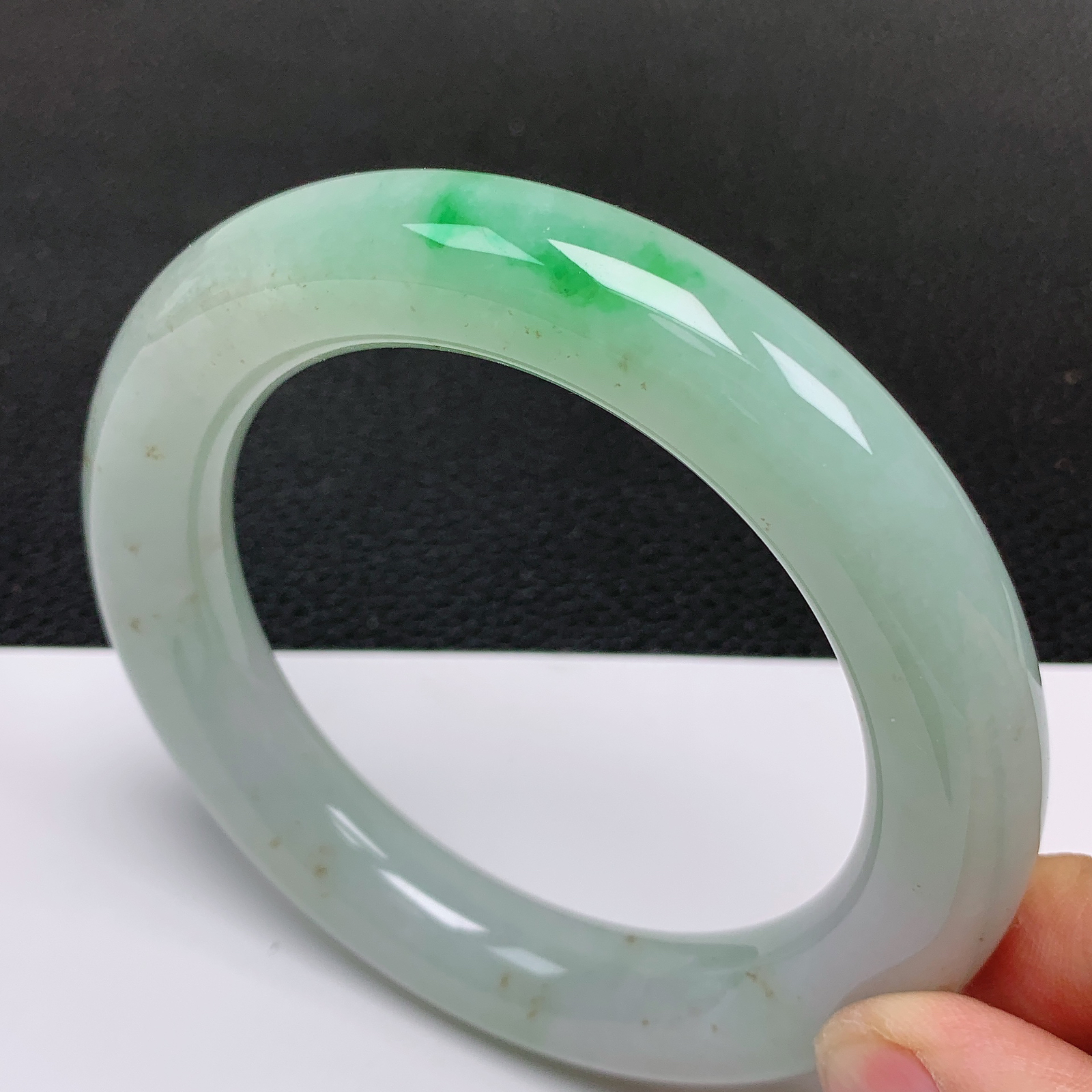 大圈口60～61 天然翡翠老坑冰润双彩飘绿胖圆条手镯 尺寸60.5*12.8*13mm