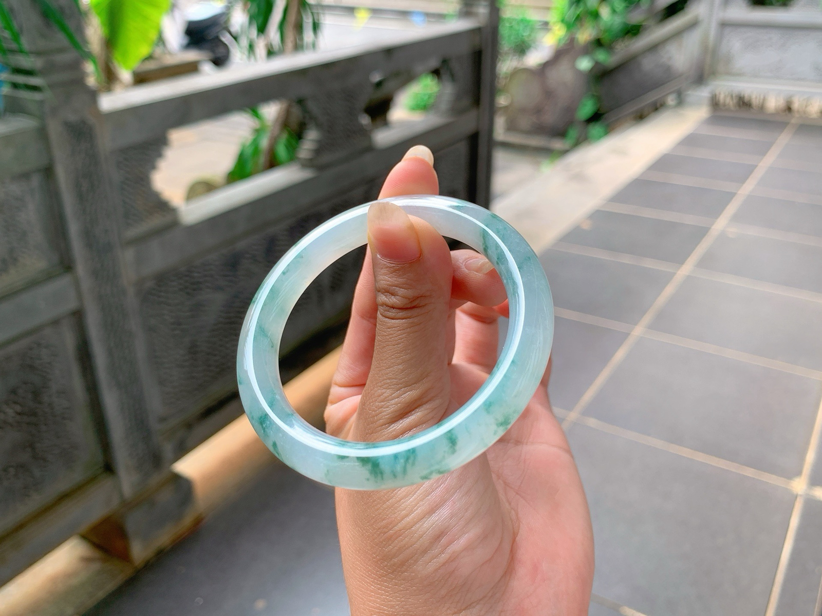 ｜52圈口
冰飘花福镯，条粗:8.9，飘绿花，花色清新飘逸灵动可爱，像一幅画，唯美浪漫