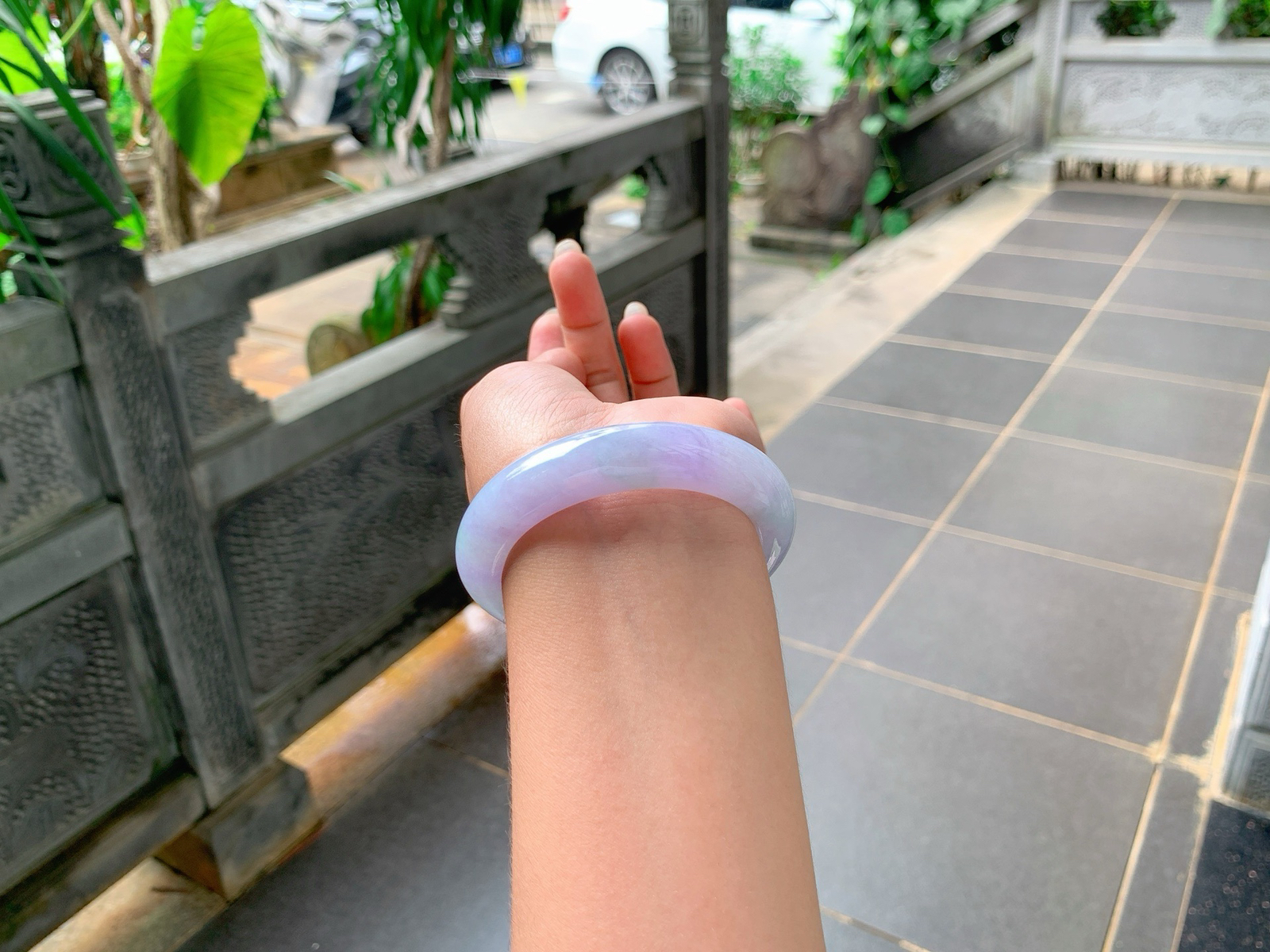 ｜53圈口
春彩手镯，仙仙粉粉的，色彩娇嫩明亮，像一条飘舞的裙摆，