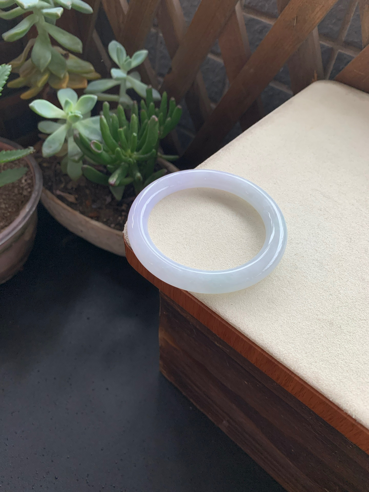 56.8圈口淡紫圆条手镯