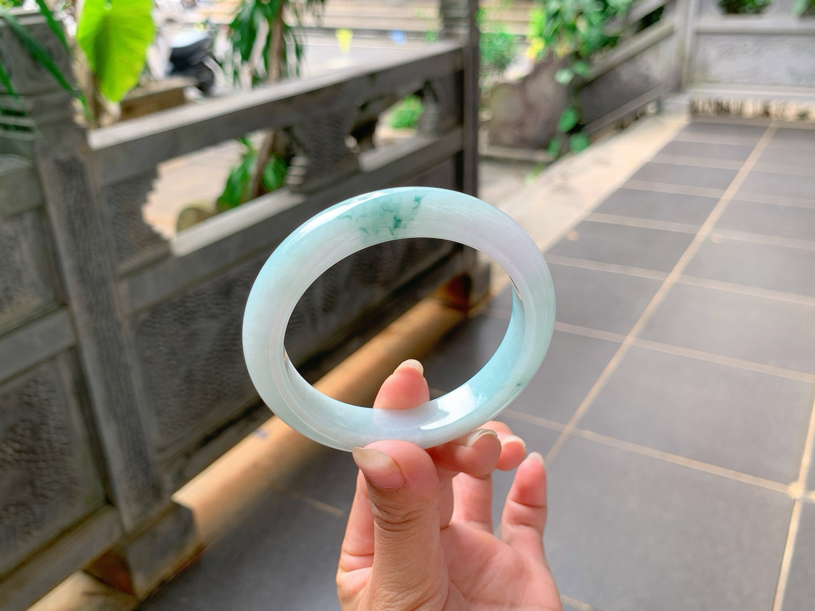 ｜57圈口
冰飘蓝花翡翠手镯，花色晕开灵动轻盈，底妆细腻柔和，