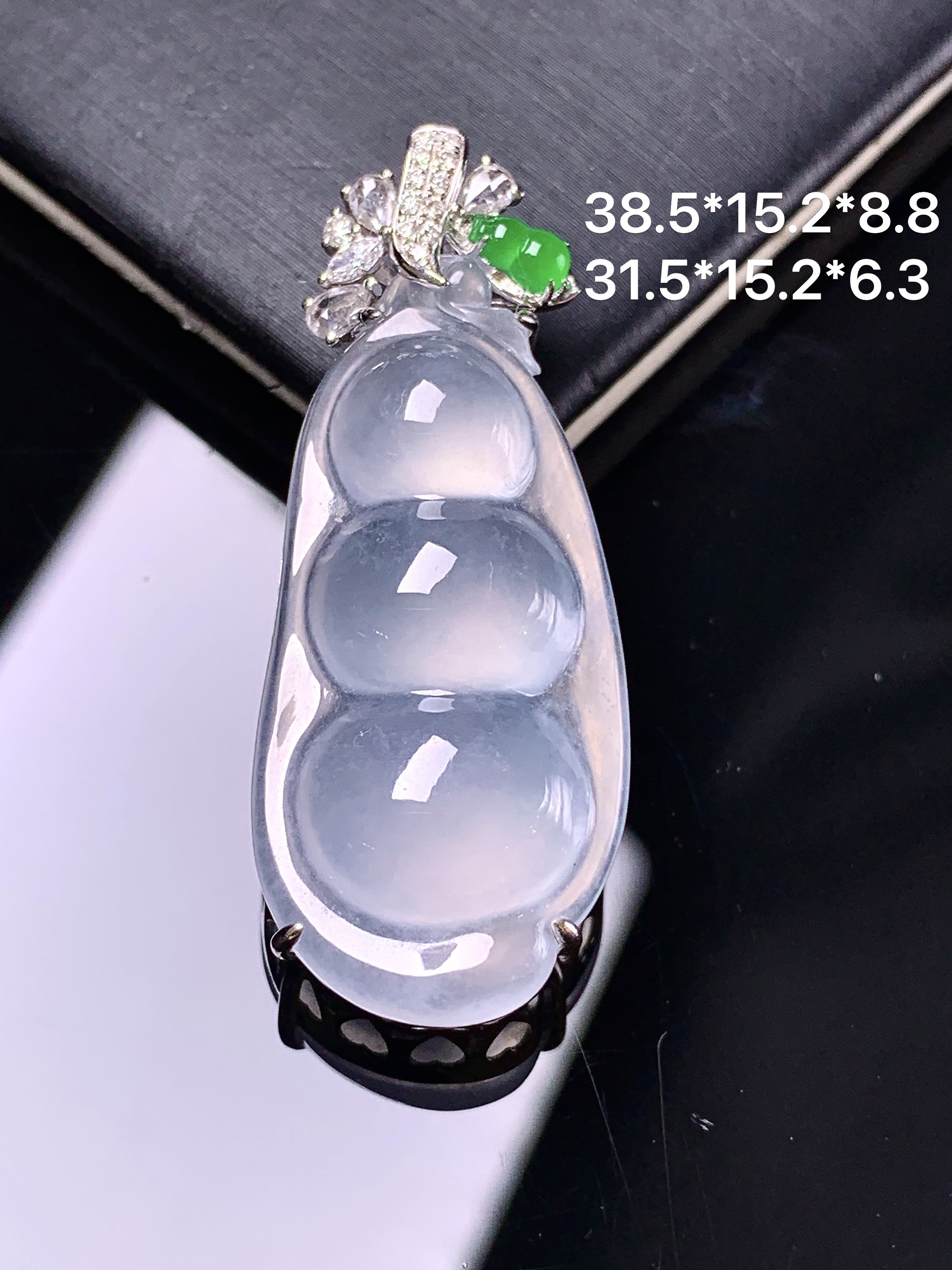18k金钻镶嵌冰种四季豆吊坠 玉质细腻 色泽艳丽清新 整体尺寸38.5*15.2*8.8