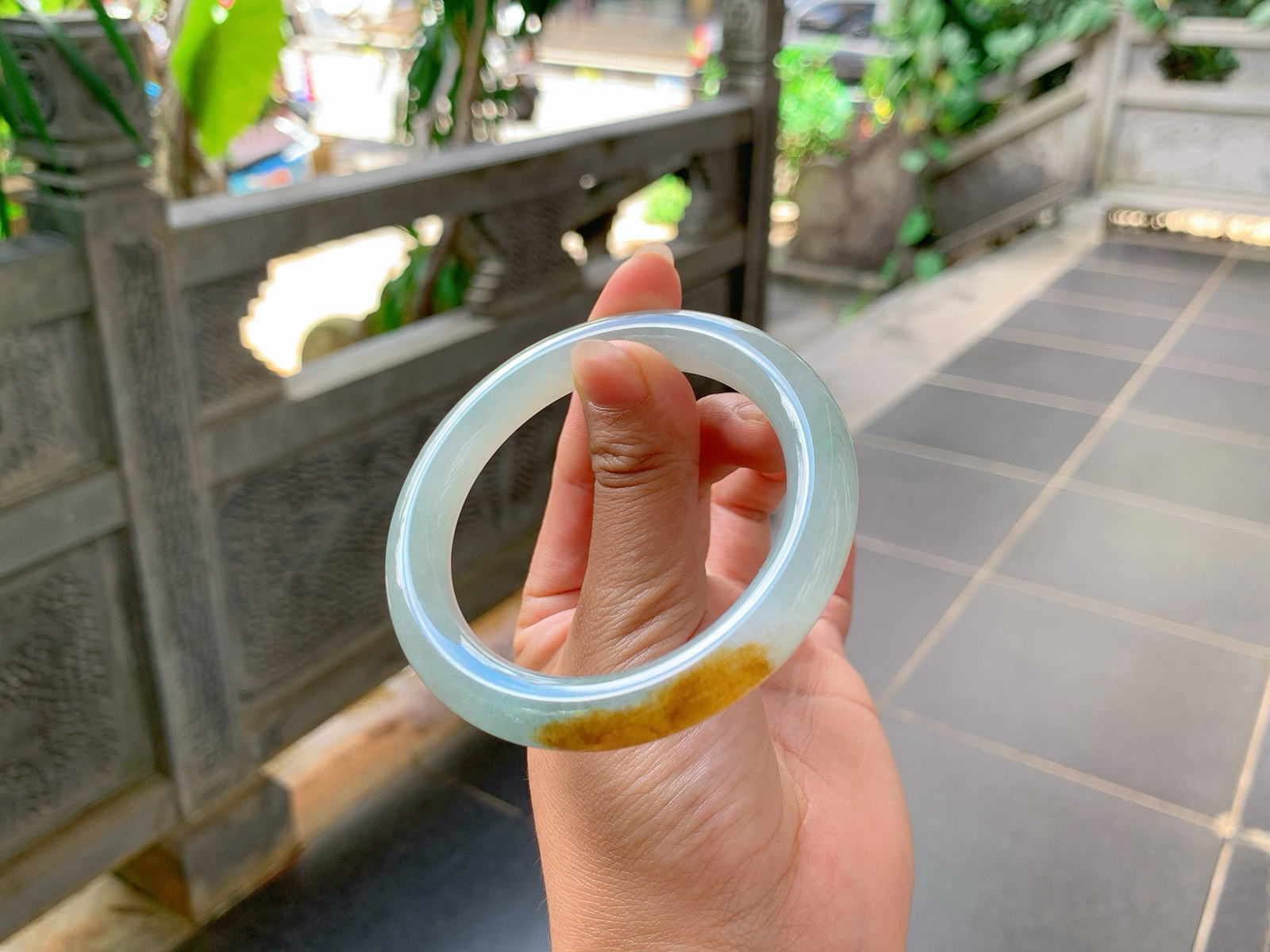 ｜55圈口
冰黄翡福镯，条粗:9.6，水汪汪的，一截枫叶红格外的耀眼，整体圆润流畅饱满大气
