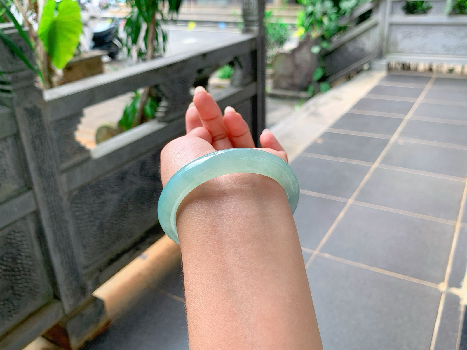 ｜54圈口
冰绿晴底，整体冰润胶透，色泽清甜入心，很青春的色系，