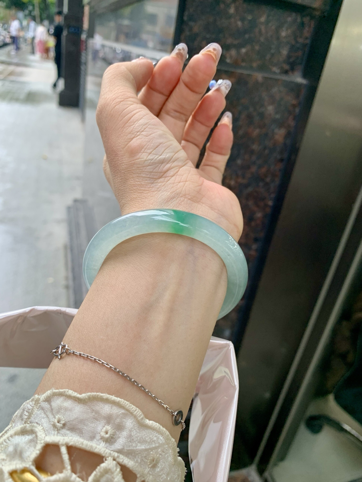 特惠活动#冰飘绿花美人条
53.1-9
打灯细纹，底妆冰润，简约却充满灵气，一抹绿花点缀，清新如芽，宛若自然的画卷凝结于腕间，静中带动，韵味悠长..