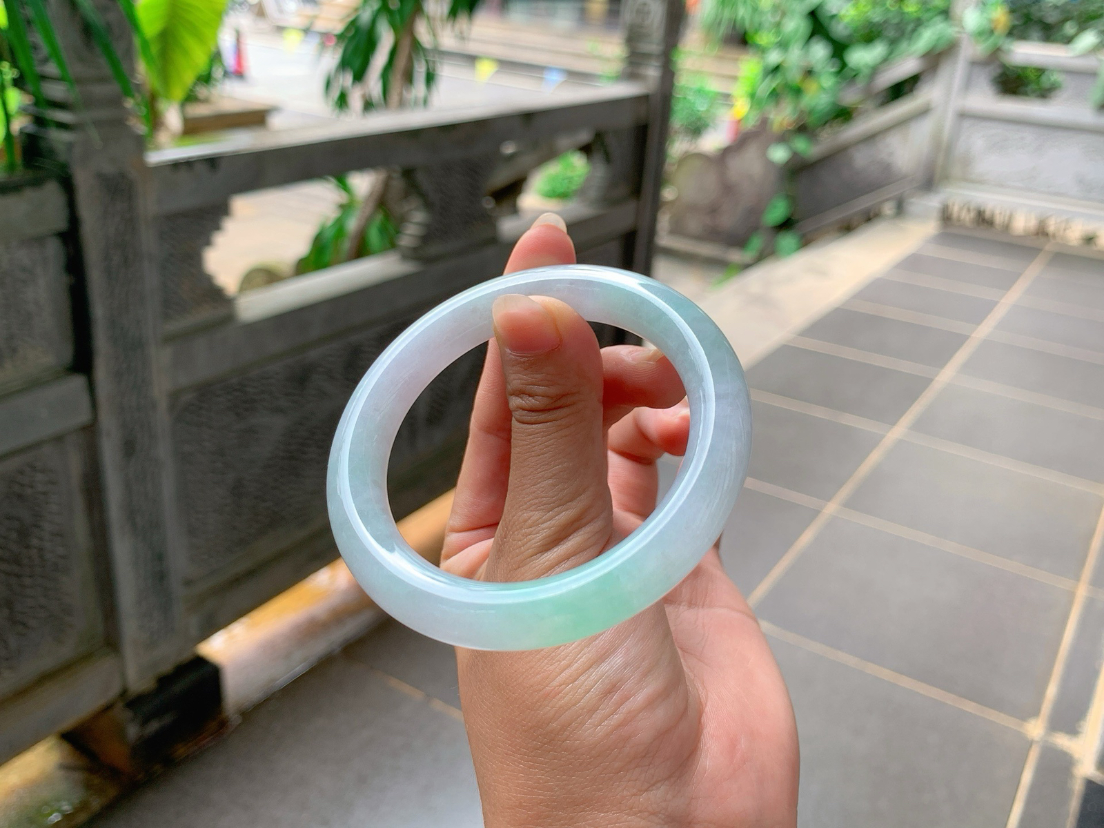 ｜55圈口
春底飘绿花，条粗:10.5，低调不做作，冰冰润润的，秀美端庄，