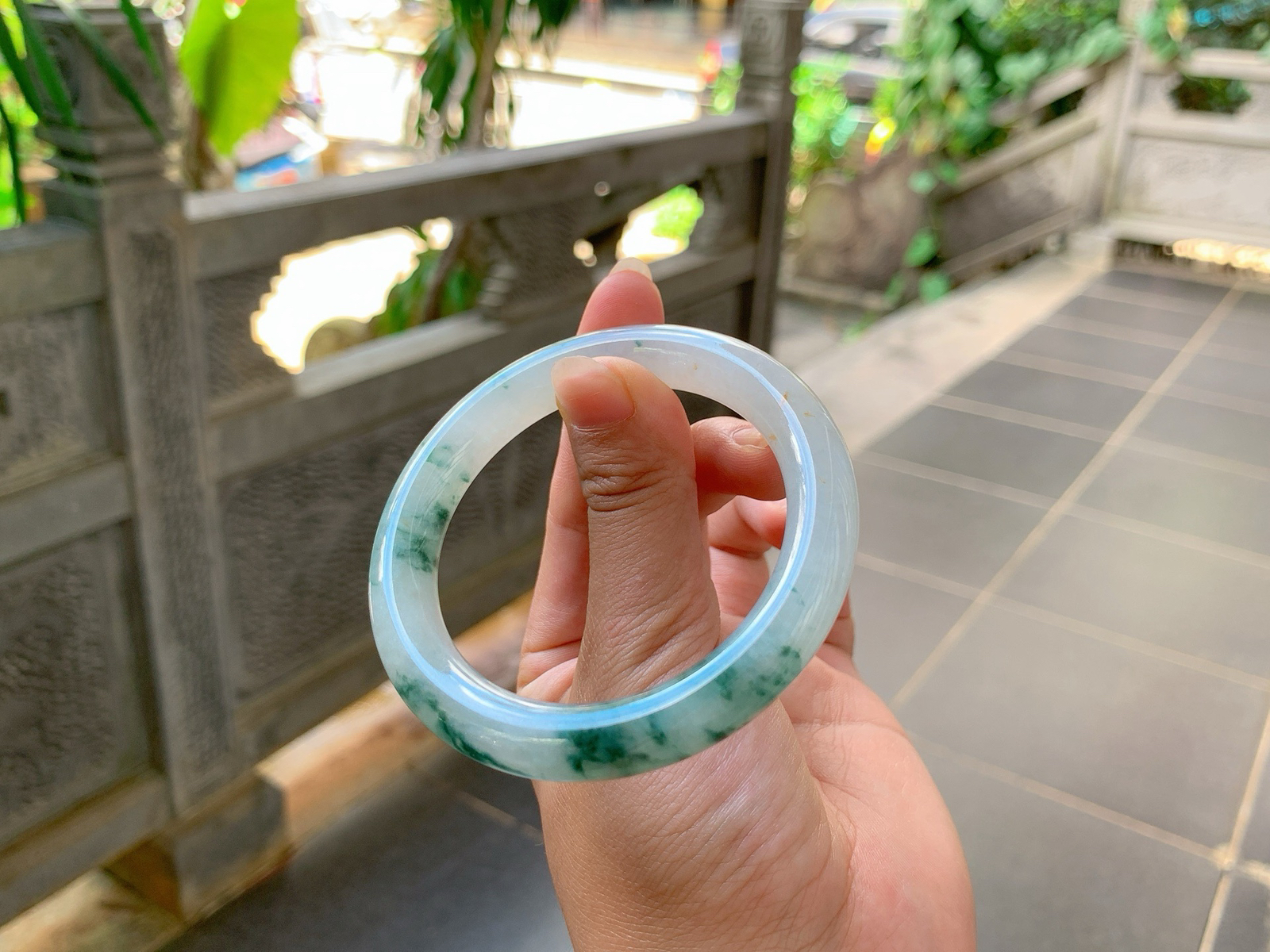 ｜53圈口
冰飘花福镯，条粗:10，飘蓝花，一半一半的，很有意境美感，清润淡雅，