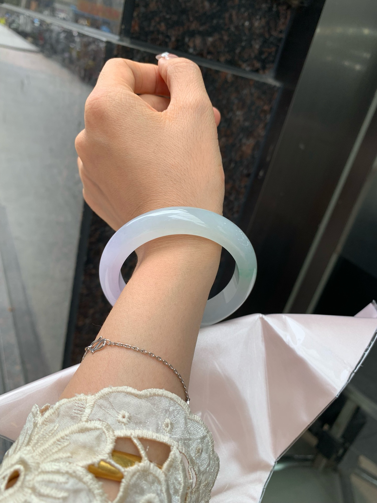 淡春彩正圈
56.1-8.9-12.2
0328-563-256
打灯细纹，不影响，底妆细腻，半圈冰晴色碰上半圈冰紫色，像是融化了的春天，所有的美好交织在一起，让人心生宁静而淡淡的欢喜。