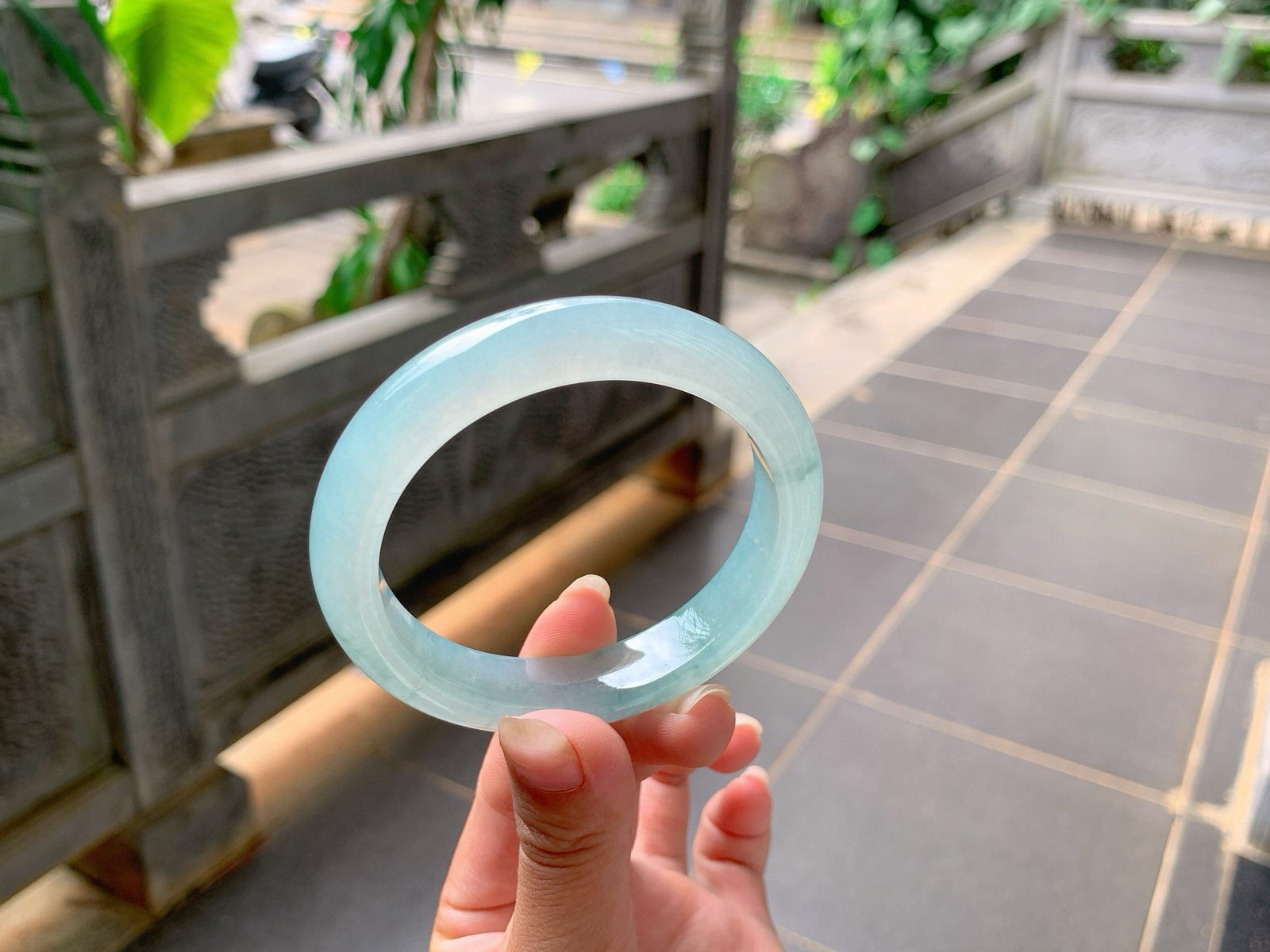 ｜58圈口
冰晴绿底，底妆胶胶的，整体清爽自然优雅大方，绿丝像荷叶一般清雅