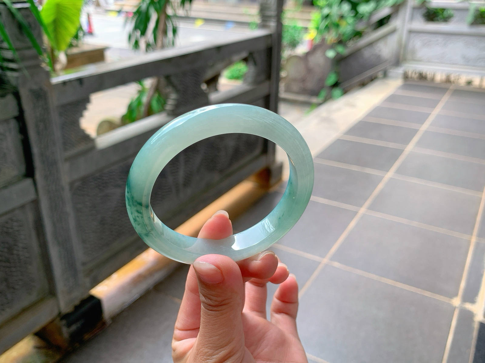 ｜58圈口
冰飘花翡翠手镯，墨绿花，整体冰润细腻，端庄