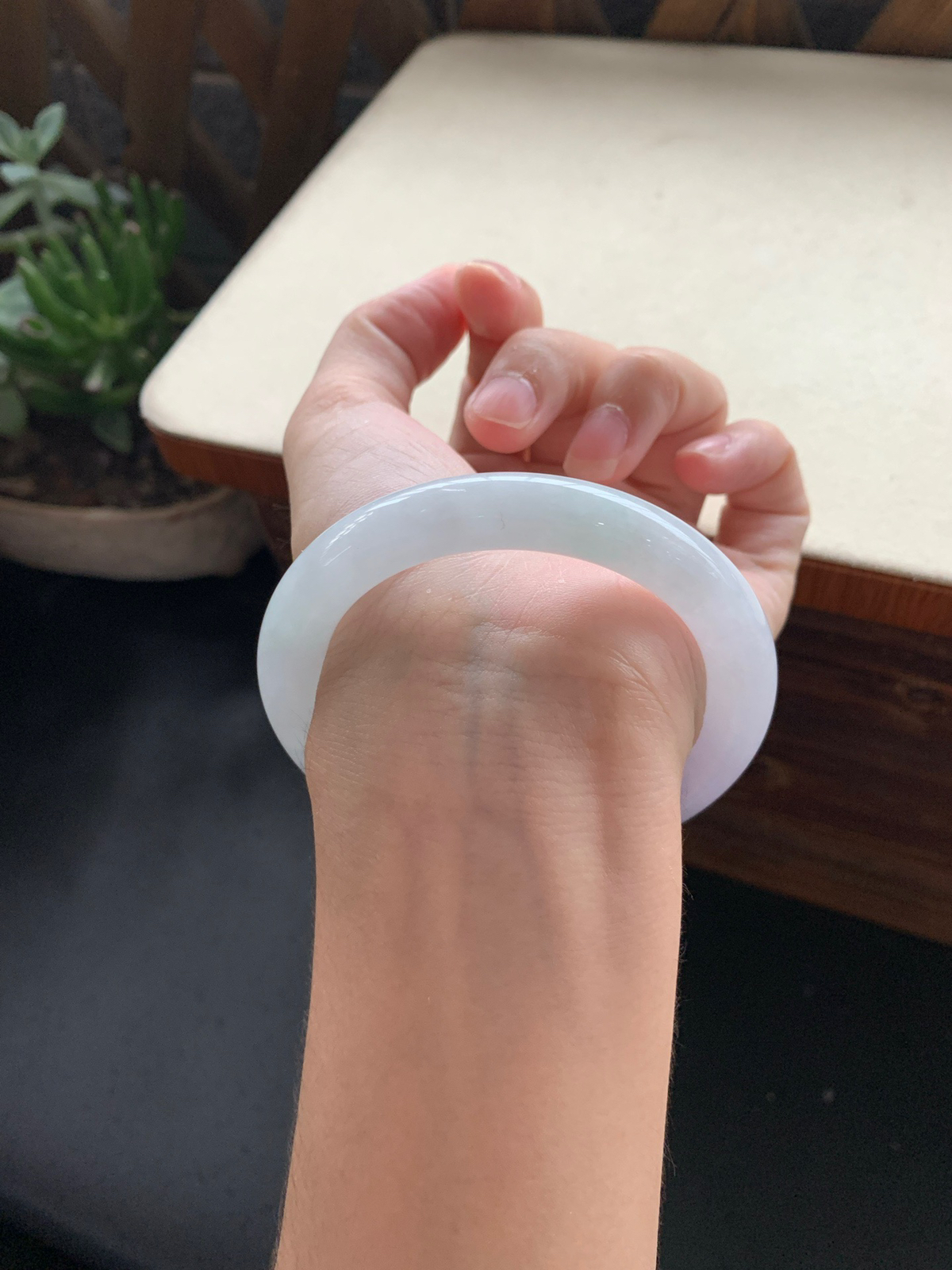 56.8圈口淡紫圆条手镯