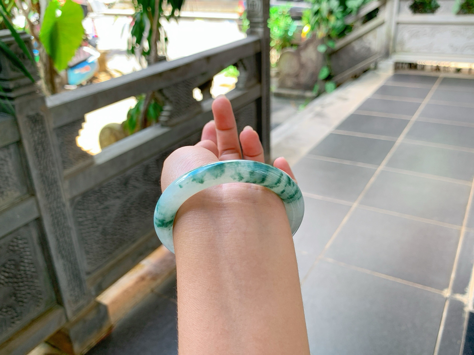 ｜53圈口
冰飘花福镯，条粗:10，飘蓝花，一半一半的，很有意境美感，清润淡雅，