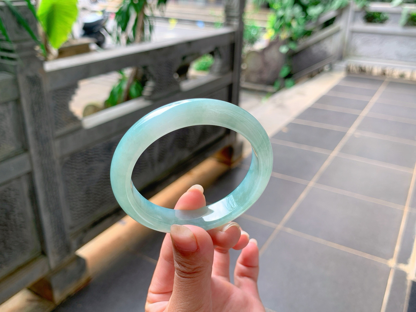 ｜54圈口
冰绿晴底，整体冰润胶透，色泽清甜入心，很青春的色系，