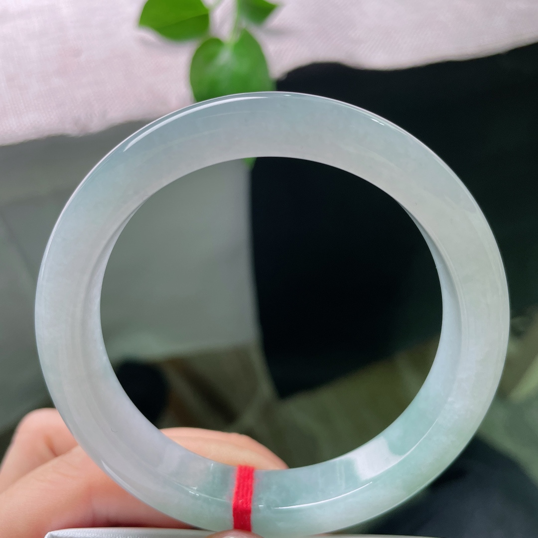 59.7/12/8.6，浅油绿正圈，种老，质地温润，大圈口，时尚，优雅，无裂，ss54166a