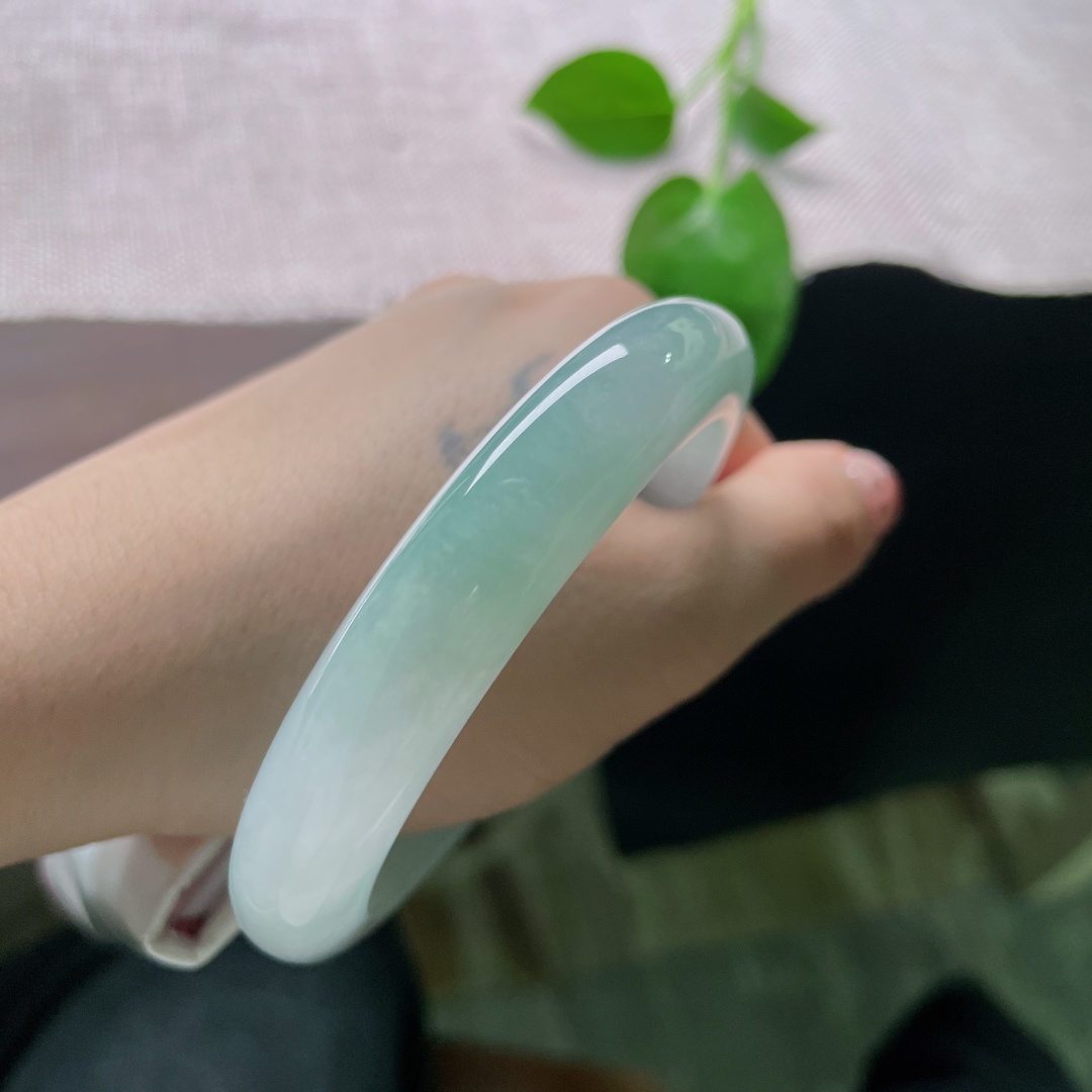 59.7/12/8.6，浅油绿正圈，种老，质地温润，大圈口，时尚，优雅，无裂，ss54166a