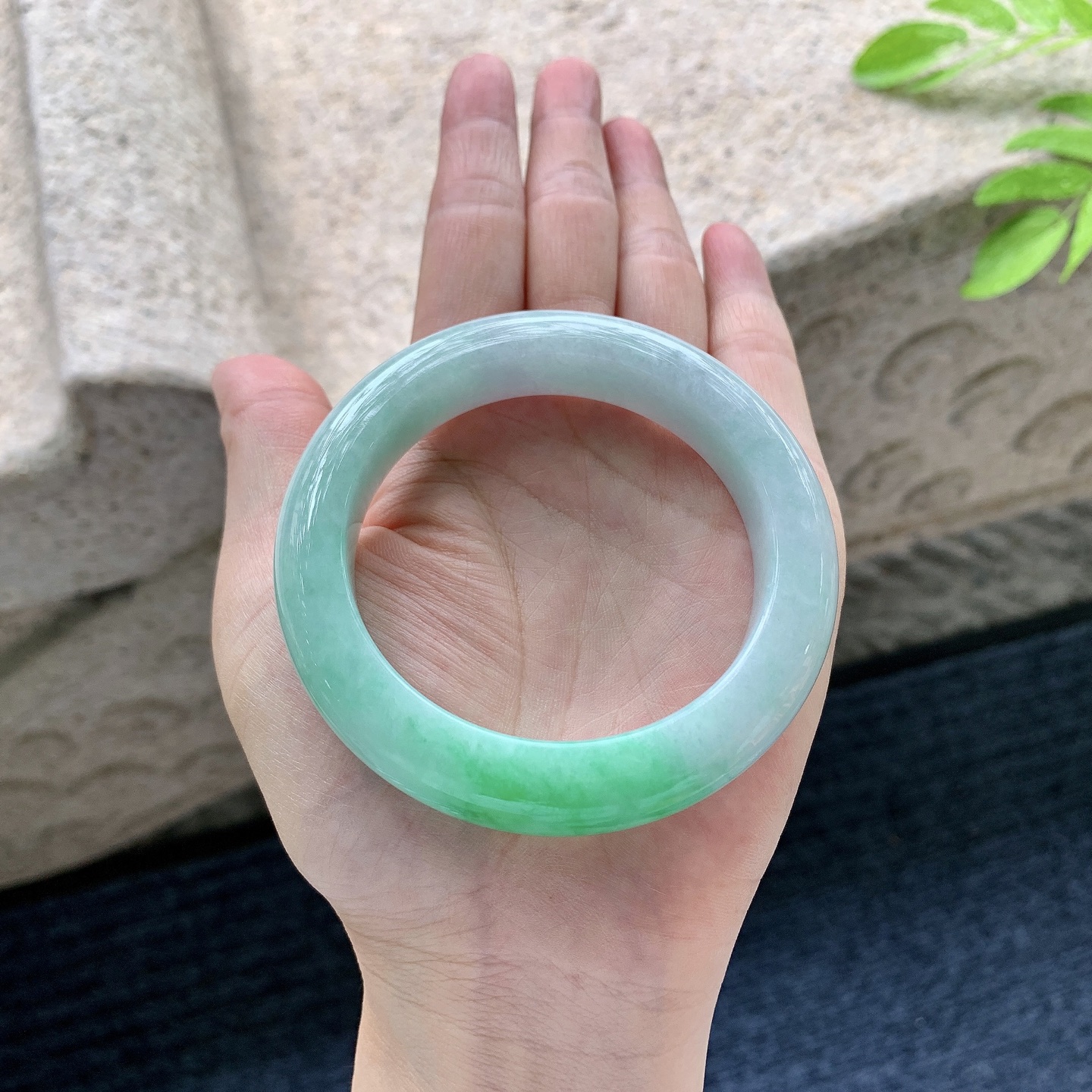 正圈53 54,圈口54.8/12.2/10,编码A1082474,细糯飘阳绿，水润，种老，细腻，打