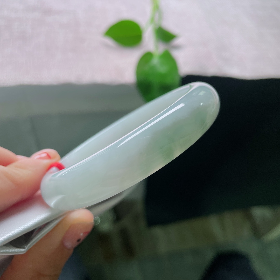 56.9/12.8/7，淡绿底正圈，一抹油绿点缀，种老，水润，绰约多姿，皮纹，ss49257a