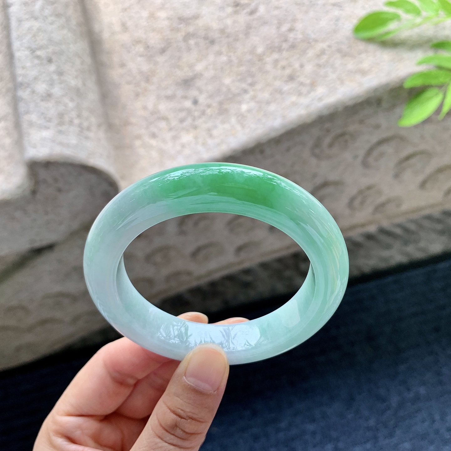 正圈53 54,圈口54.8/12.2/10,编码A1082474,细糯飘阳绿，水润，种老，细腻，打灯有棉纹