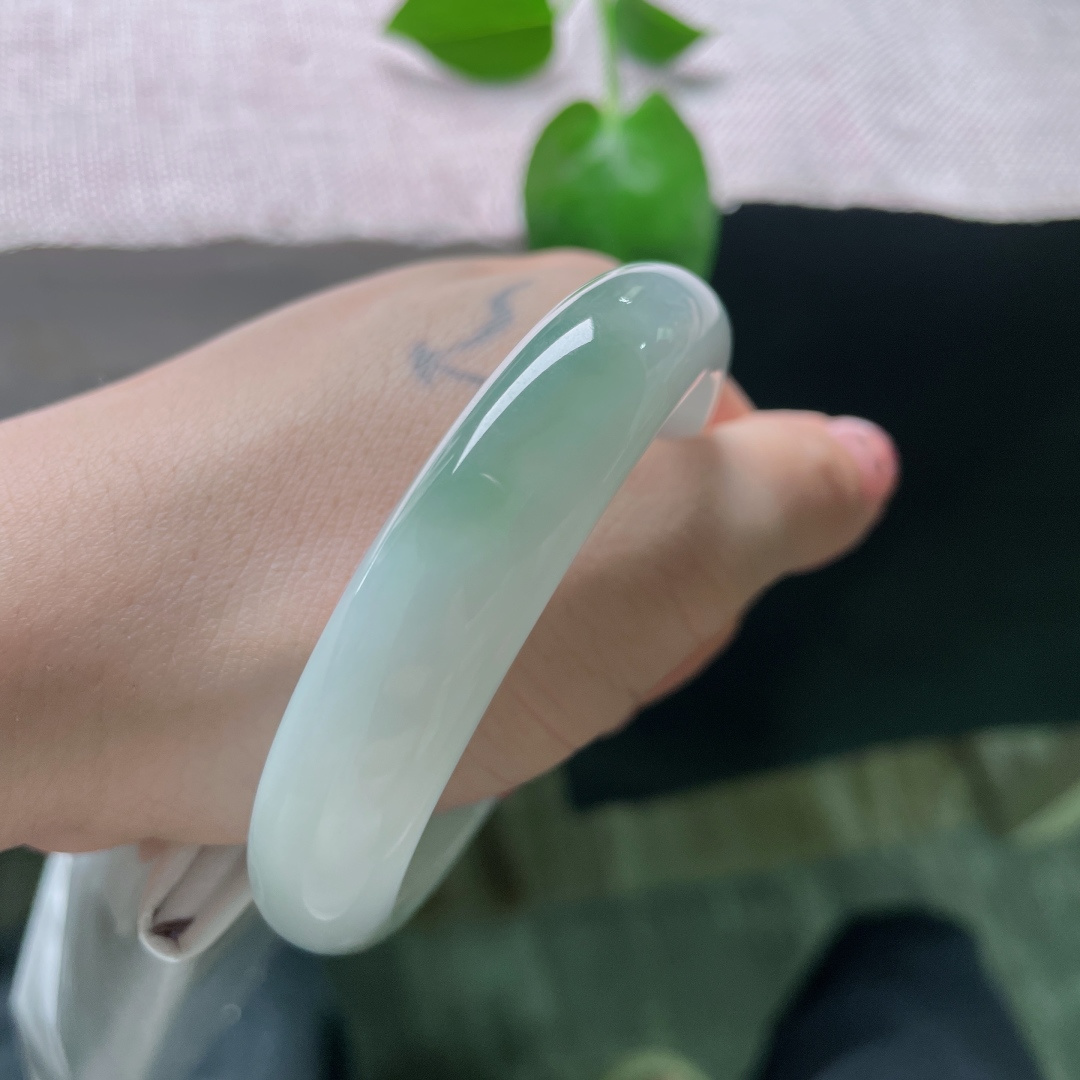 56.9/12.8/7，淡绿底正圈，一抹油绿点缀，种老，水润，绰约多姿，皮纹，ss49257a