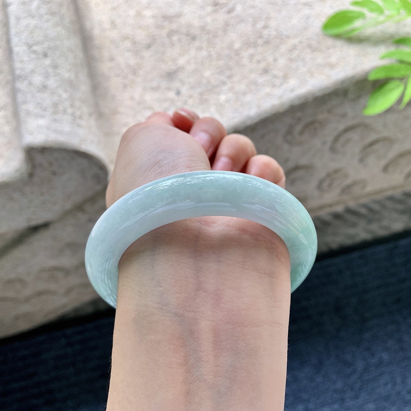 正圈53 54,圈口54.8/12.2/10,编码A1082474,细糯飘阳绿，水润，种老，细腻，打灯有棉纹