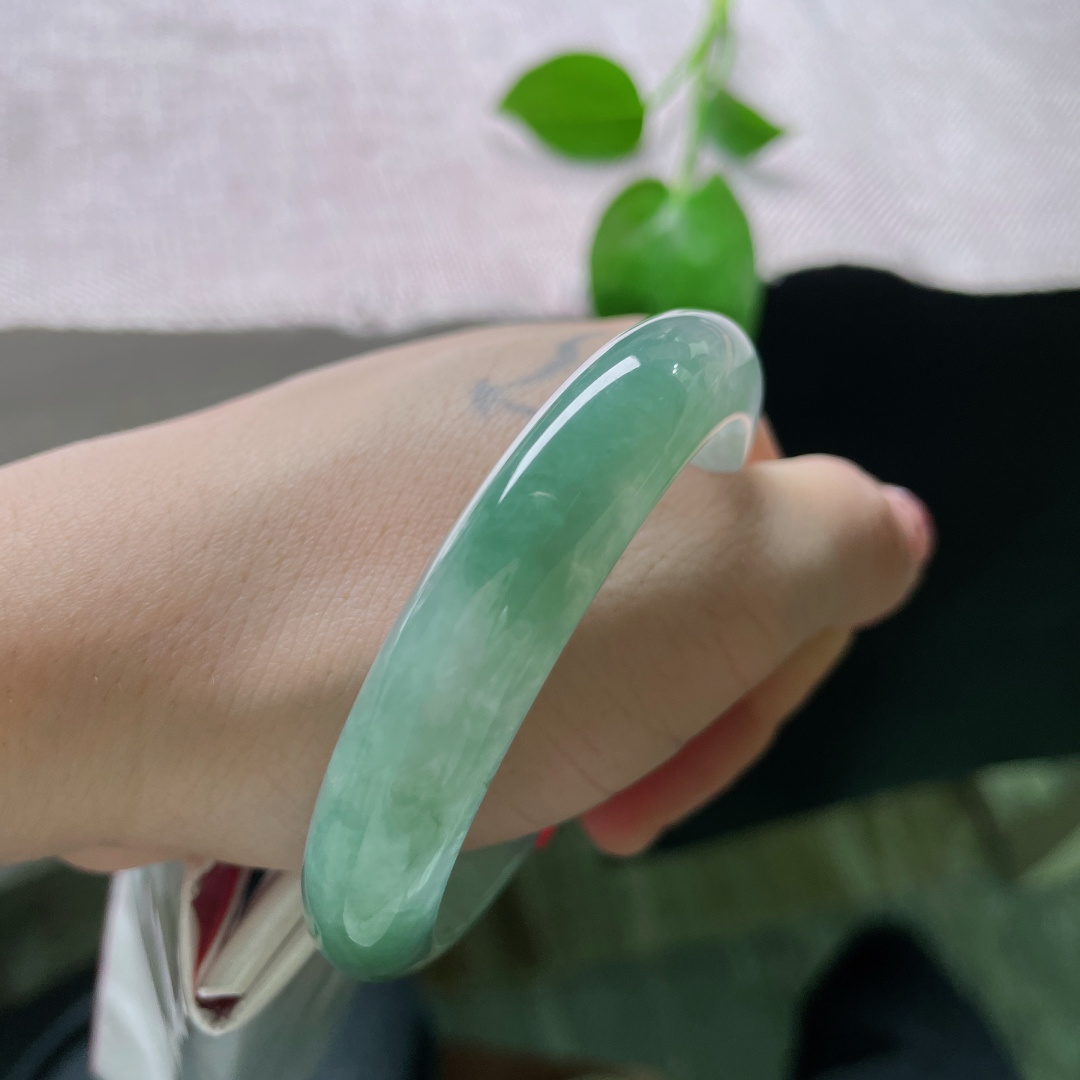53.3/11.5/7.9，湖水蓝正圈，冰油，种老，清透泛光，神秘又优雅，一点皮纹，ss53402a