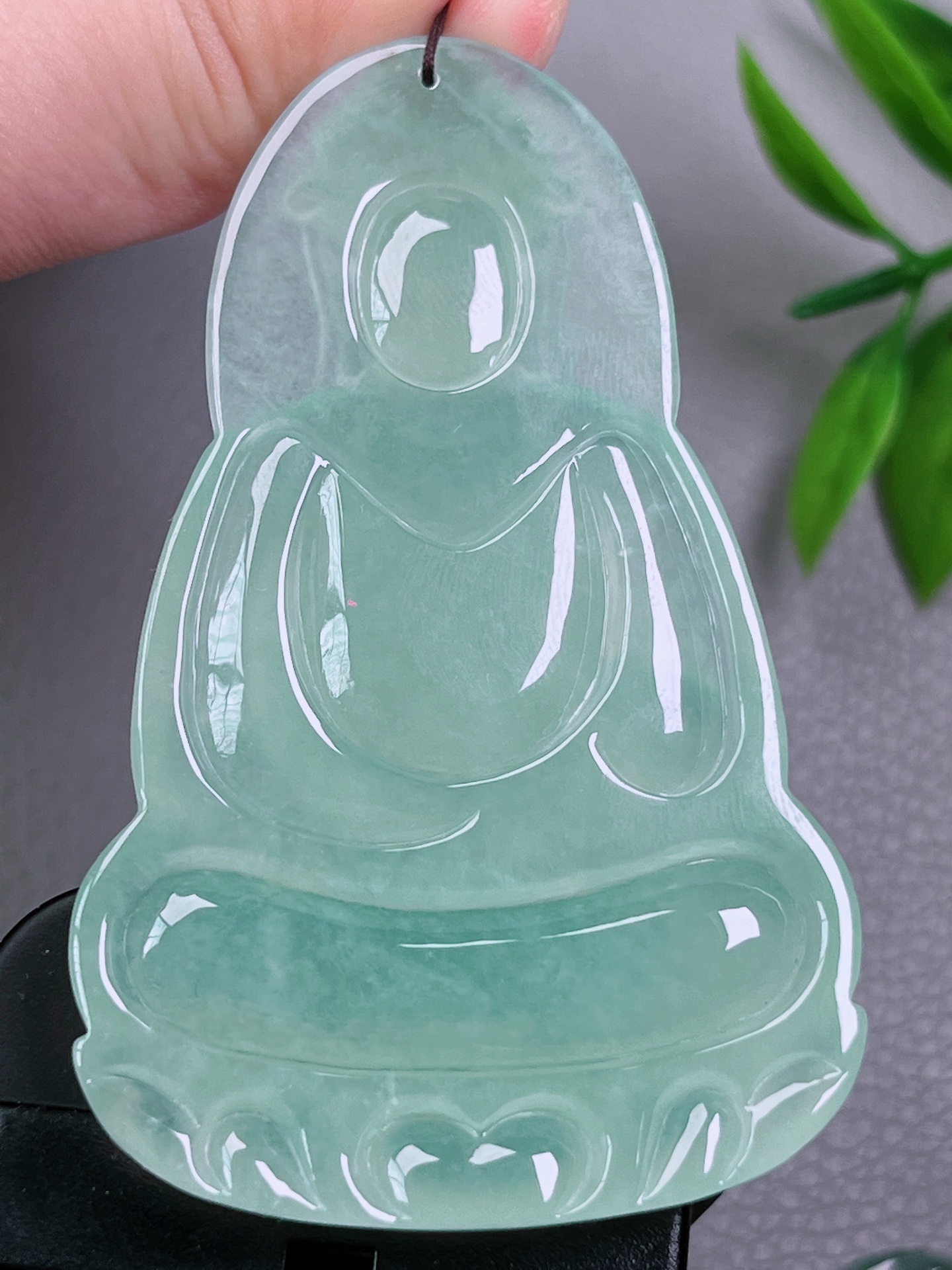 高冰种晴水素衣大观音，无裂，底色精致，品相正，起荧光，尺寸：68-42-6.2