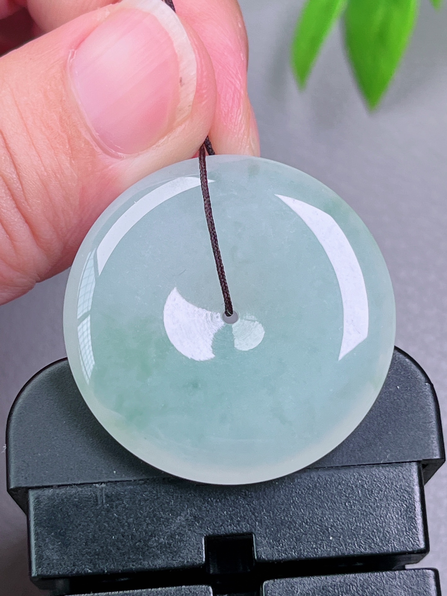 冰种平安扣，无裂，玉质油洁，冰透水润，起荧光，尺寸：31.6-6