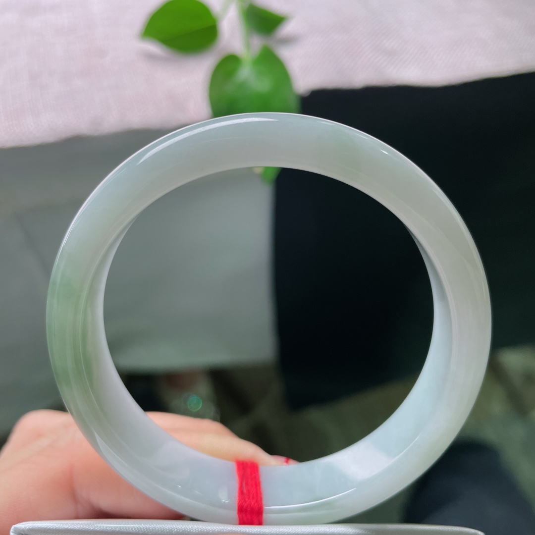 56.9/12.8/7，淡绿底正圈，一抹油绿点缀，种老，水润，绰约多姿，皮纹，ss49257a