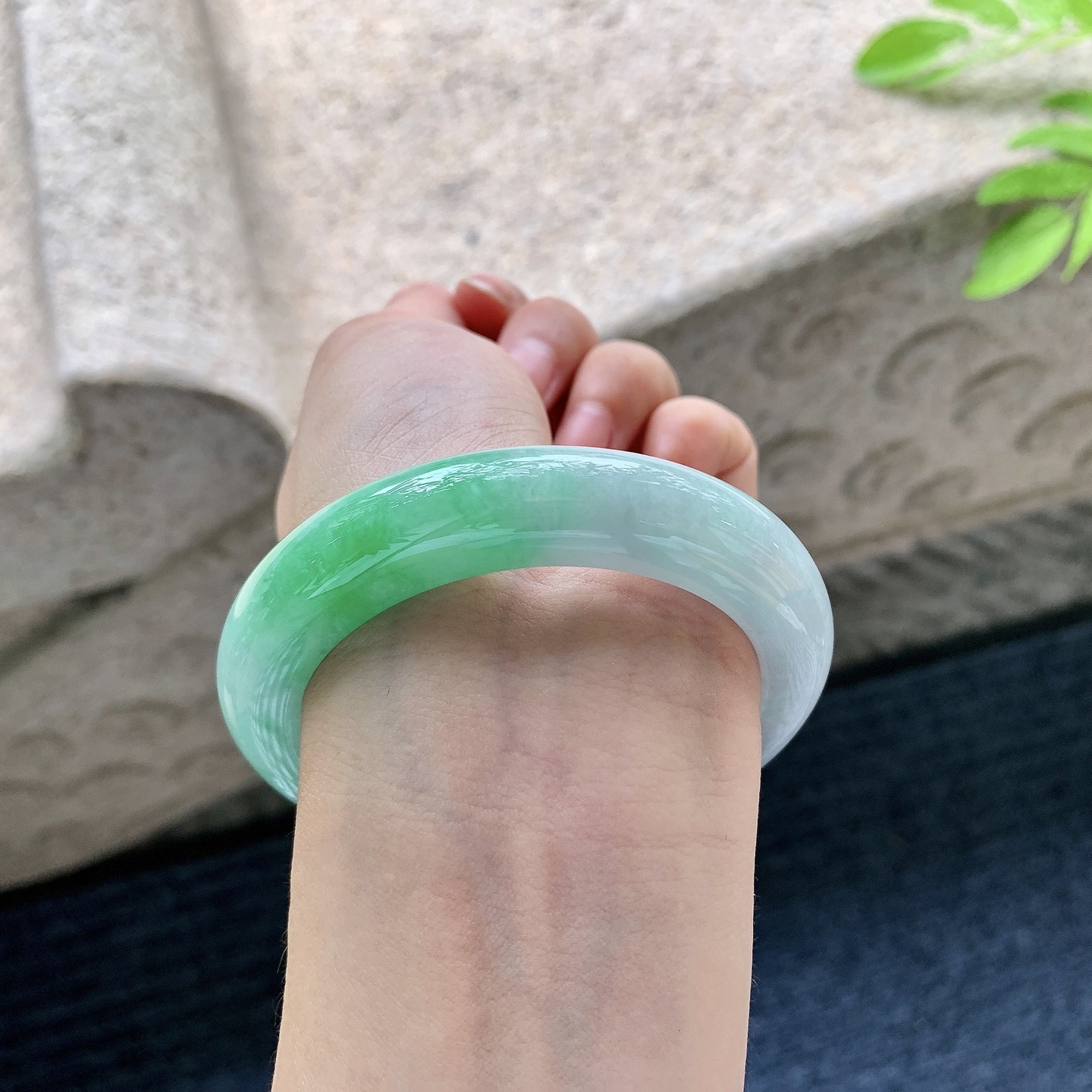 正圈53 54,圈口54.8/12.2/10,编码A1082474,细糯飘阳绿，水润，种老，细腻，打灯有棉纹