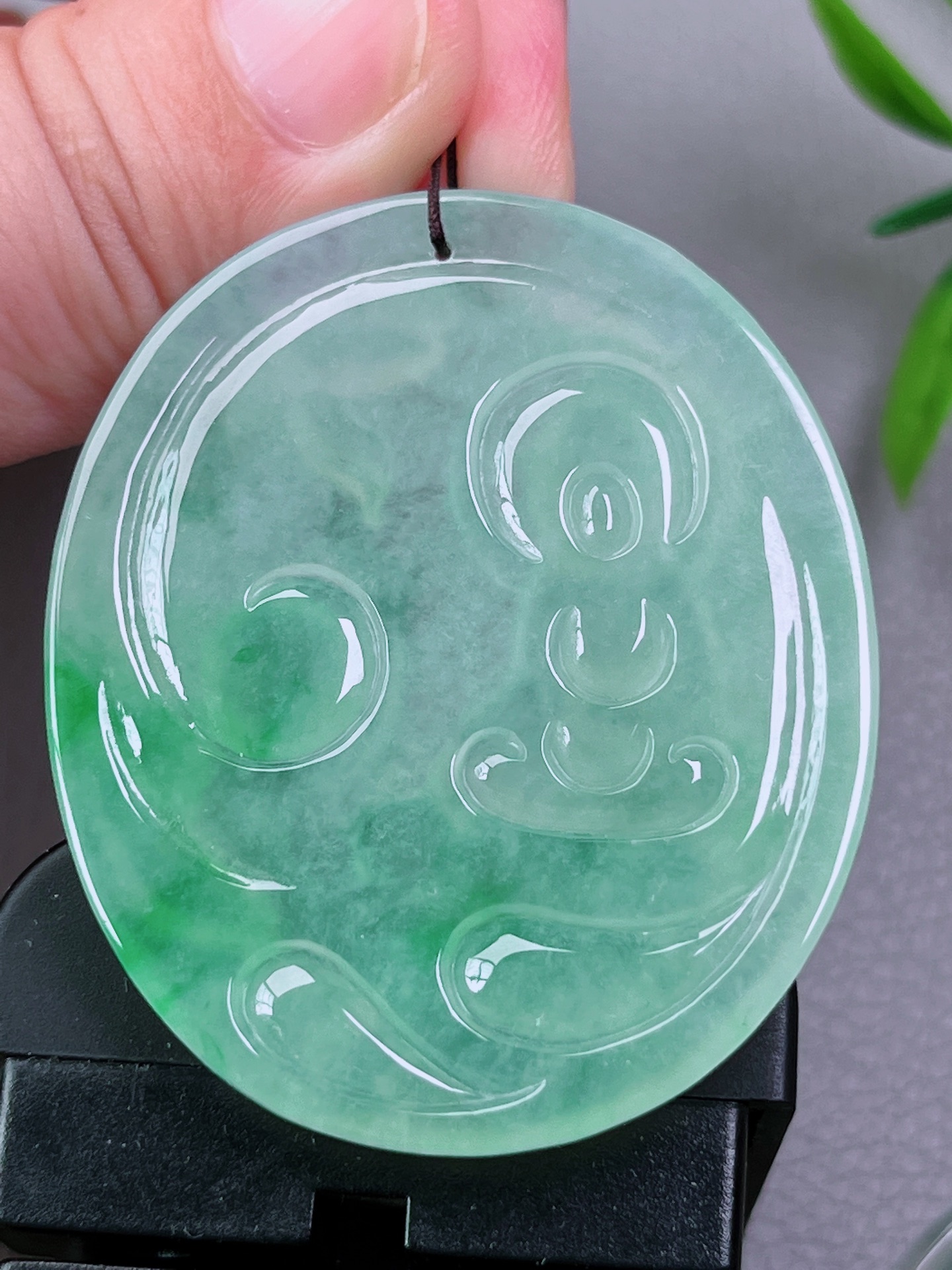 冰种飘正阳绿坐莲观音，无裂，通透起胶，起荧光，尺寸：51.4-42.7-5.4