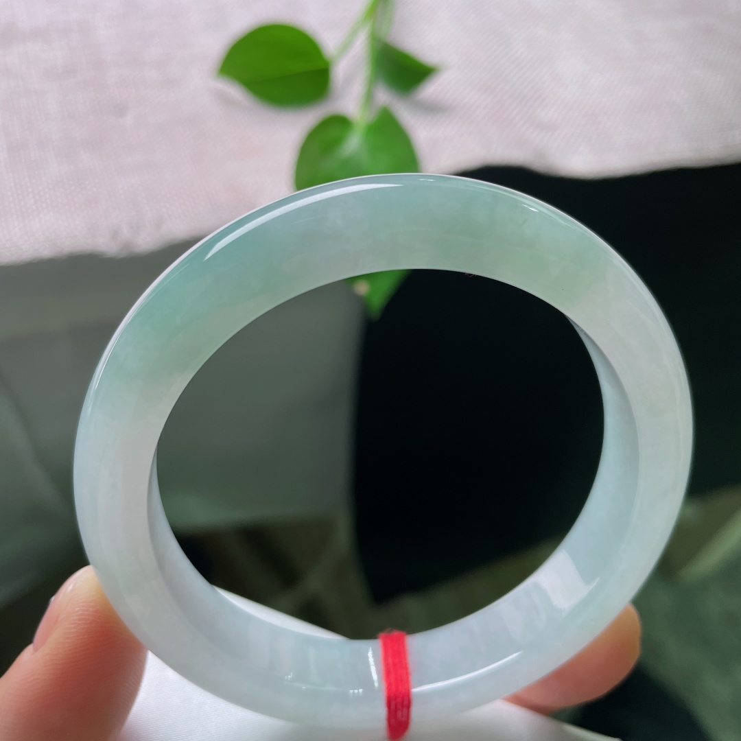 59.7/12/8.6，浅油绿正圈，种老，质地温润，大圈口，时尚，优雅，无裂，ss54166a