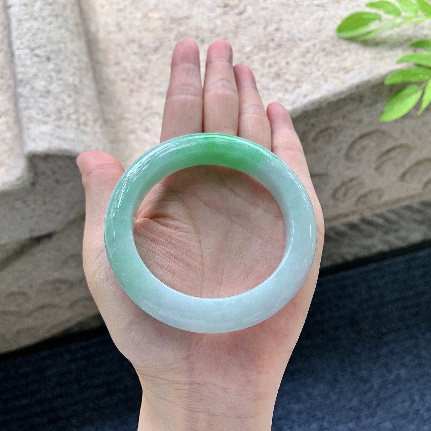 正圈53 54,圈口54.8/12.2/10,编码A1082474,细糯飘阳绿，水润，种老，细腻，打灯有棉纹