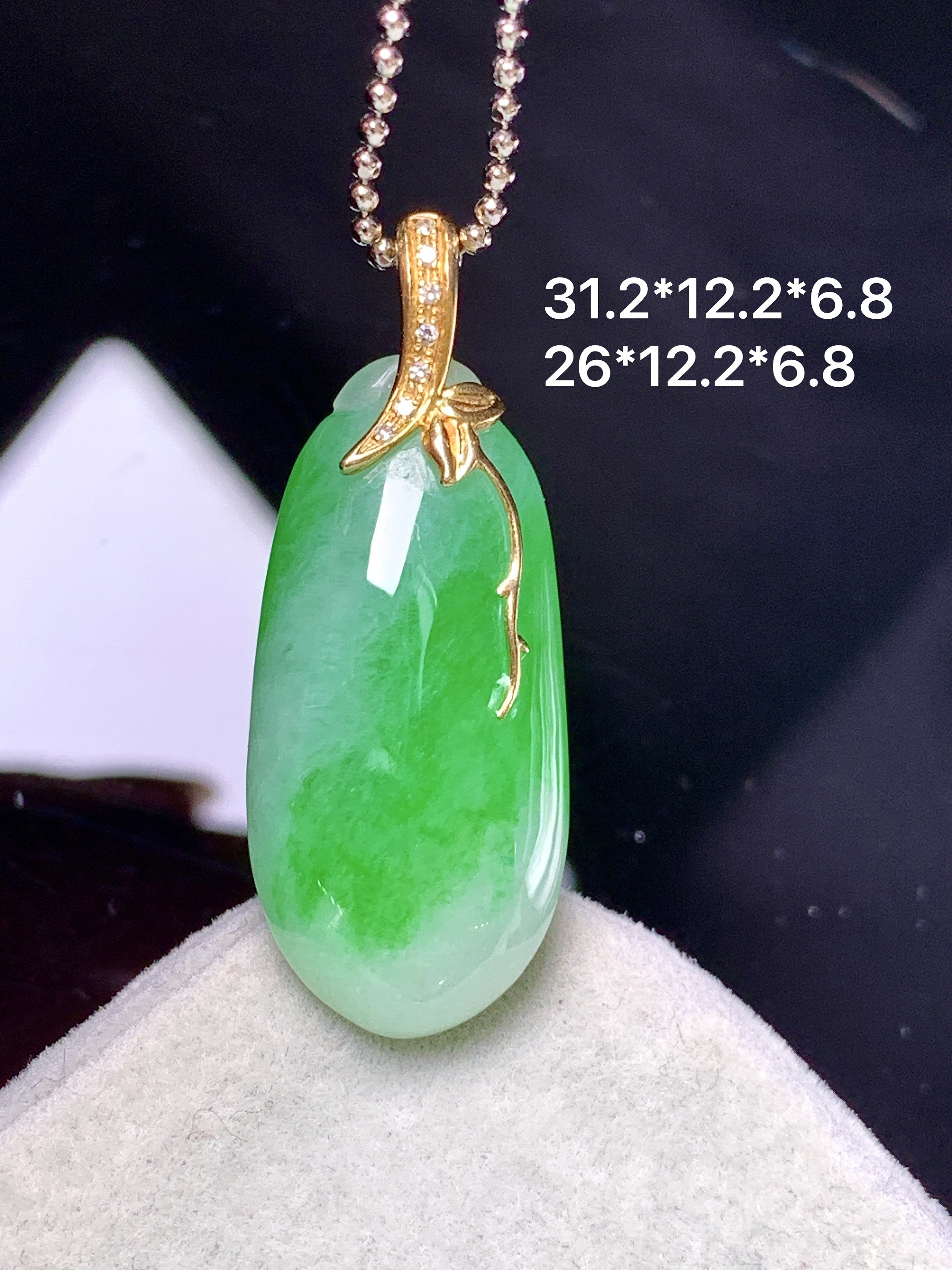 18k金钻镶嵌阳绿福瓜吊坠 玉质细腻 色泽艳丽清新 整体尺寸31.3*12.2*6.8 d1