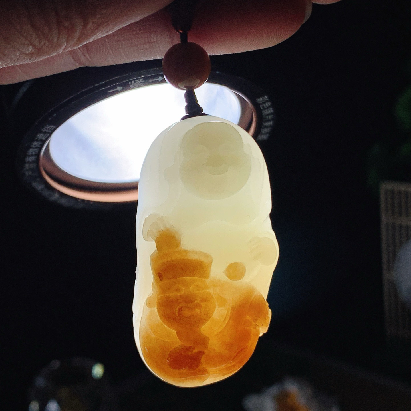新疆和田玉且末糖财富一生挂件！尺寸49/23/21重48.8克。玉质细腻油润。手推出油。佩戴高端典雅。lt260616