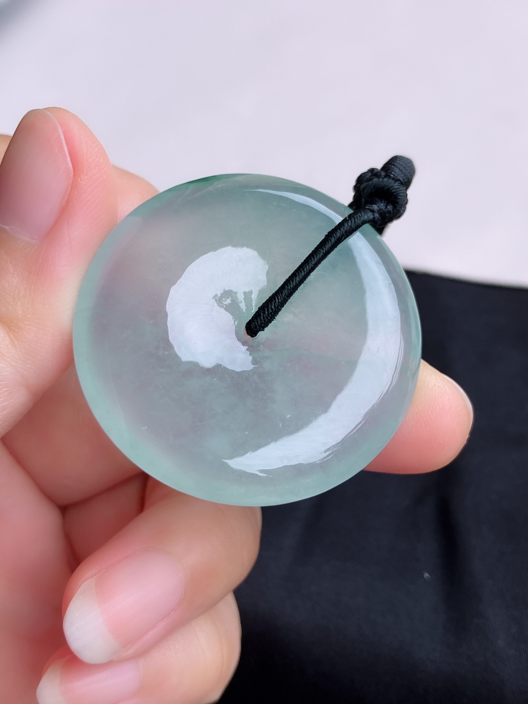 底色大平安扣，晶莹剔透。尺寸39.6/6.8/自然光实拍