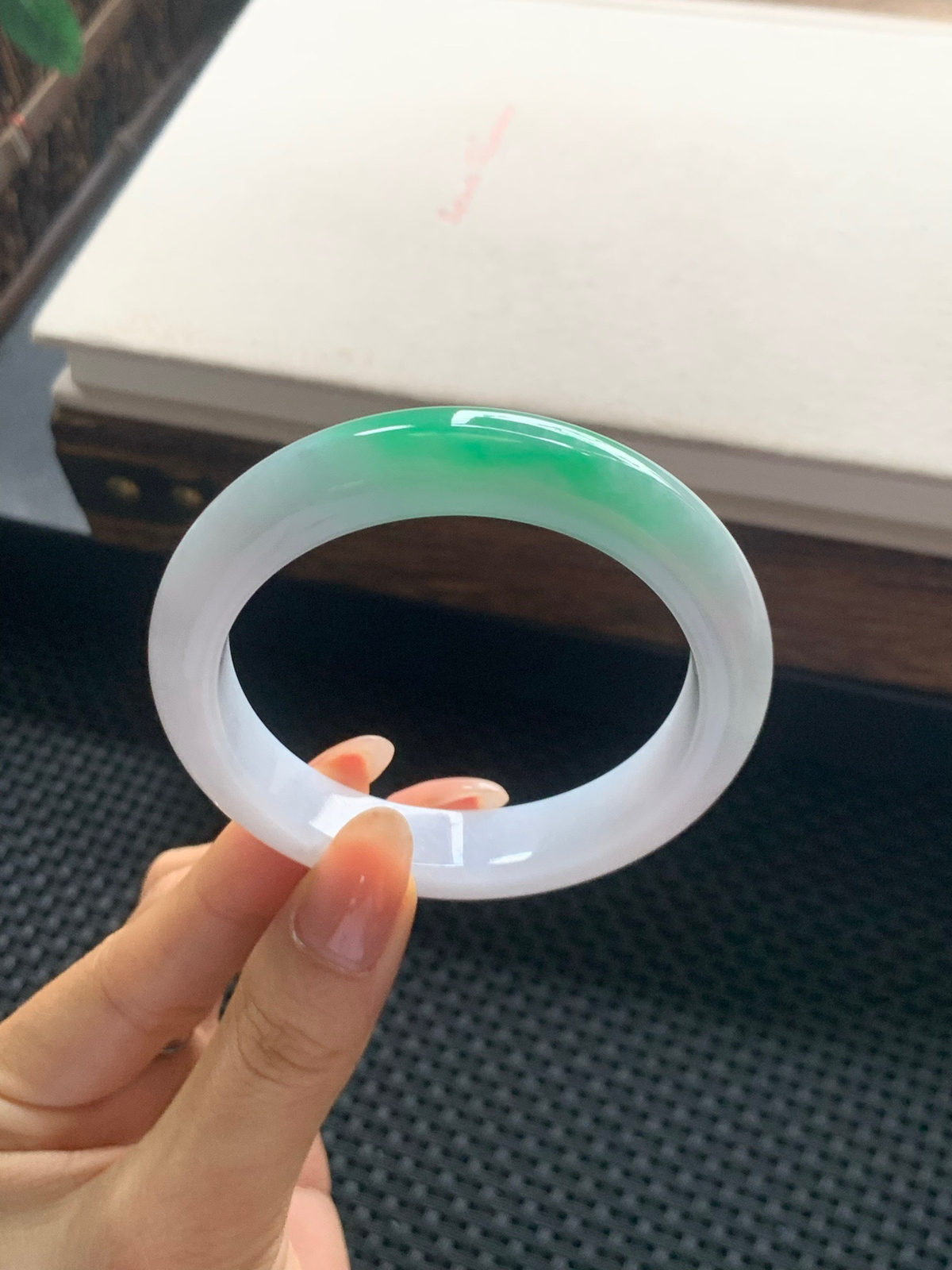 55.1圈口飘阳绿正圈手镯
