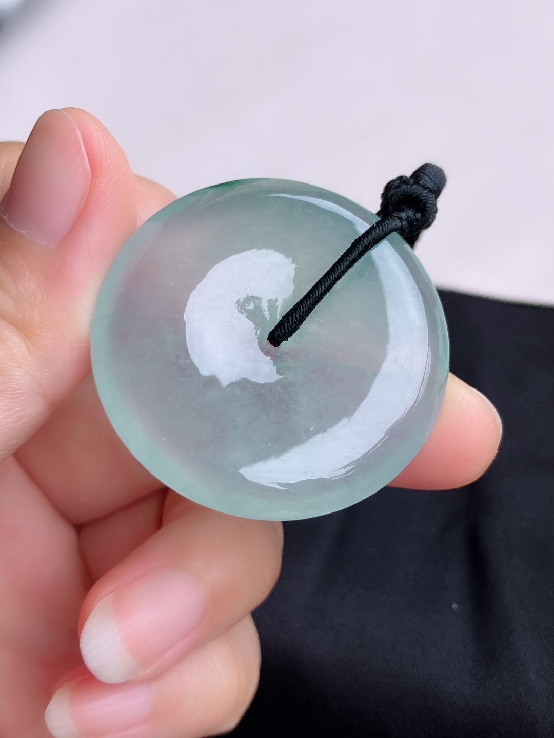 底色大平安扣，晶莹剔透。尺寸39.6/6.8/自然光实拍