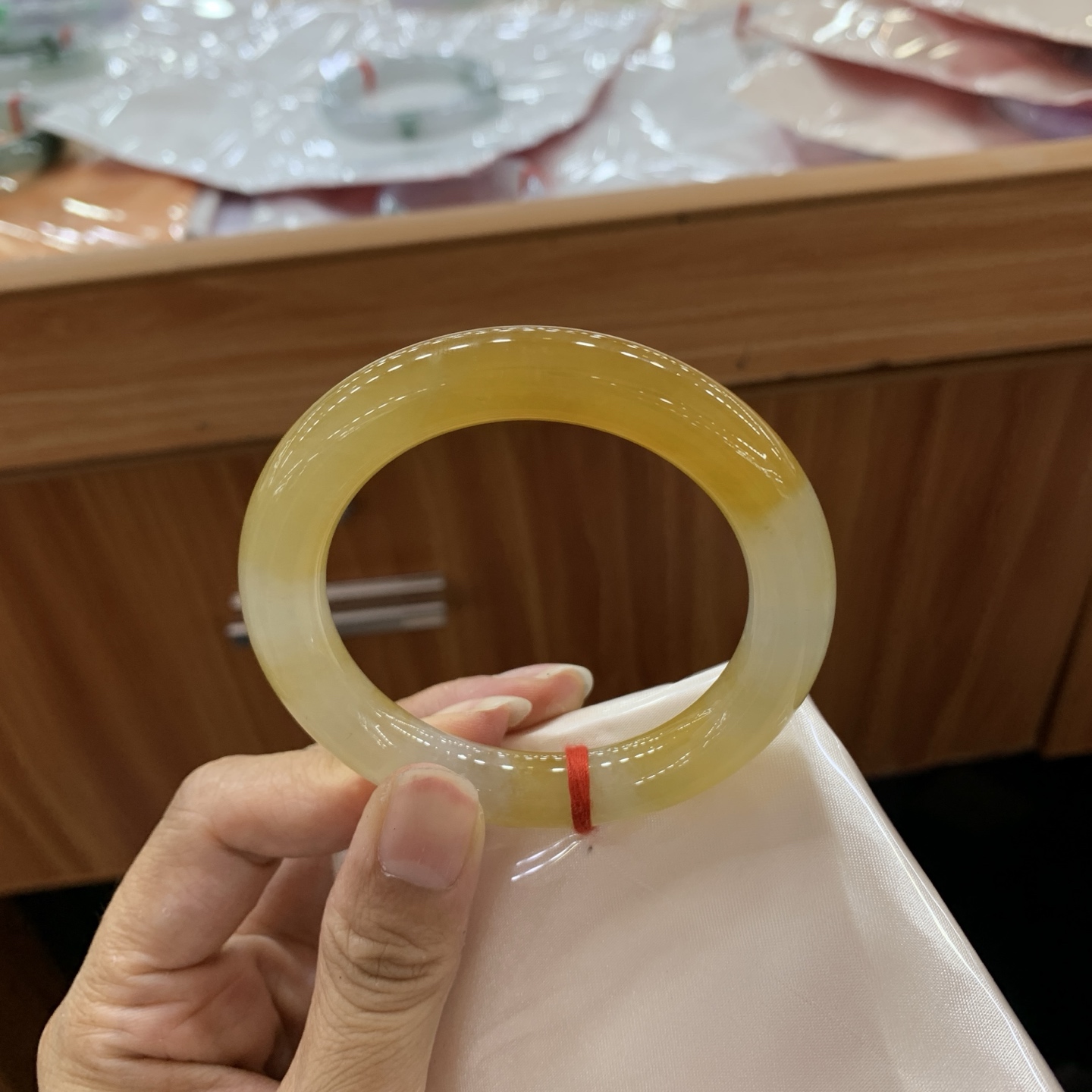 黄翡圆条翡翠手镯 53.2-10.2