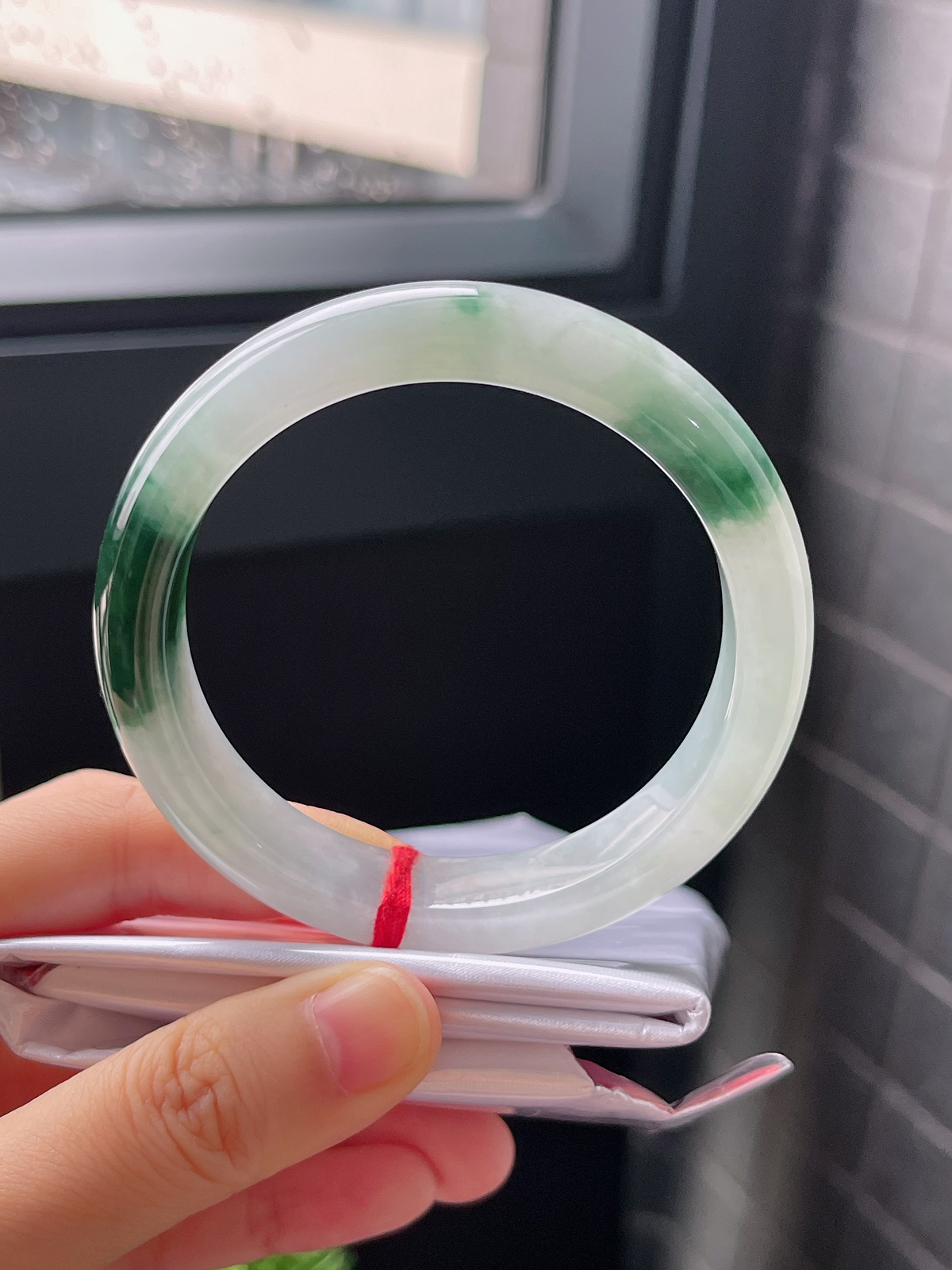 圈口56，冰糯飘花翡翠正圈手镯，性价比高，送妈妈家人很合适，所见即所得
