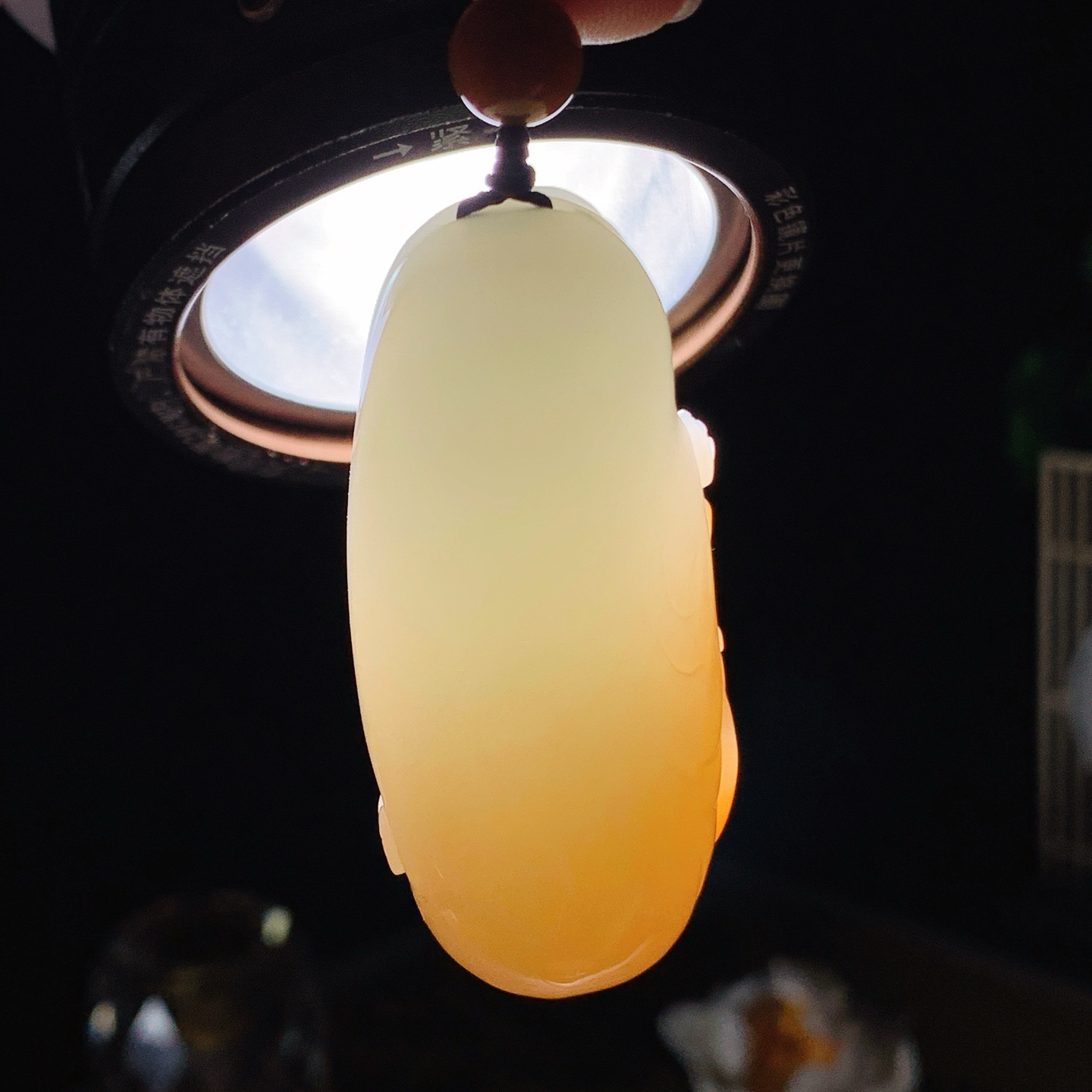 新疆和田玉且末糖财富一生挂件！尺寸49/23/21重48.8克。玉质细腻油润。手推出油。佩戴高端典雅。lt260616