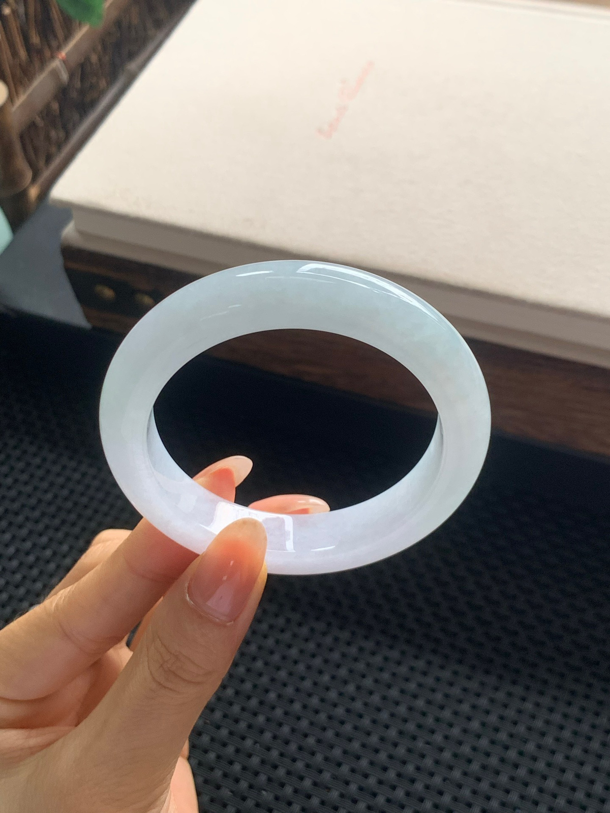 53.8圈口淡春彩正圈手镯，小纹不明显可忽略
