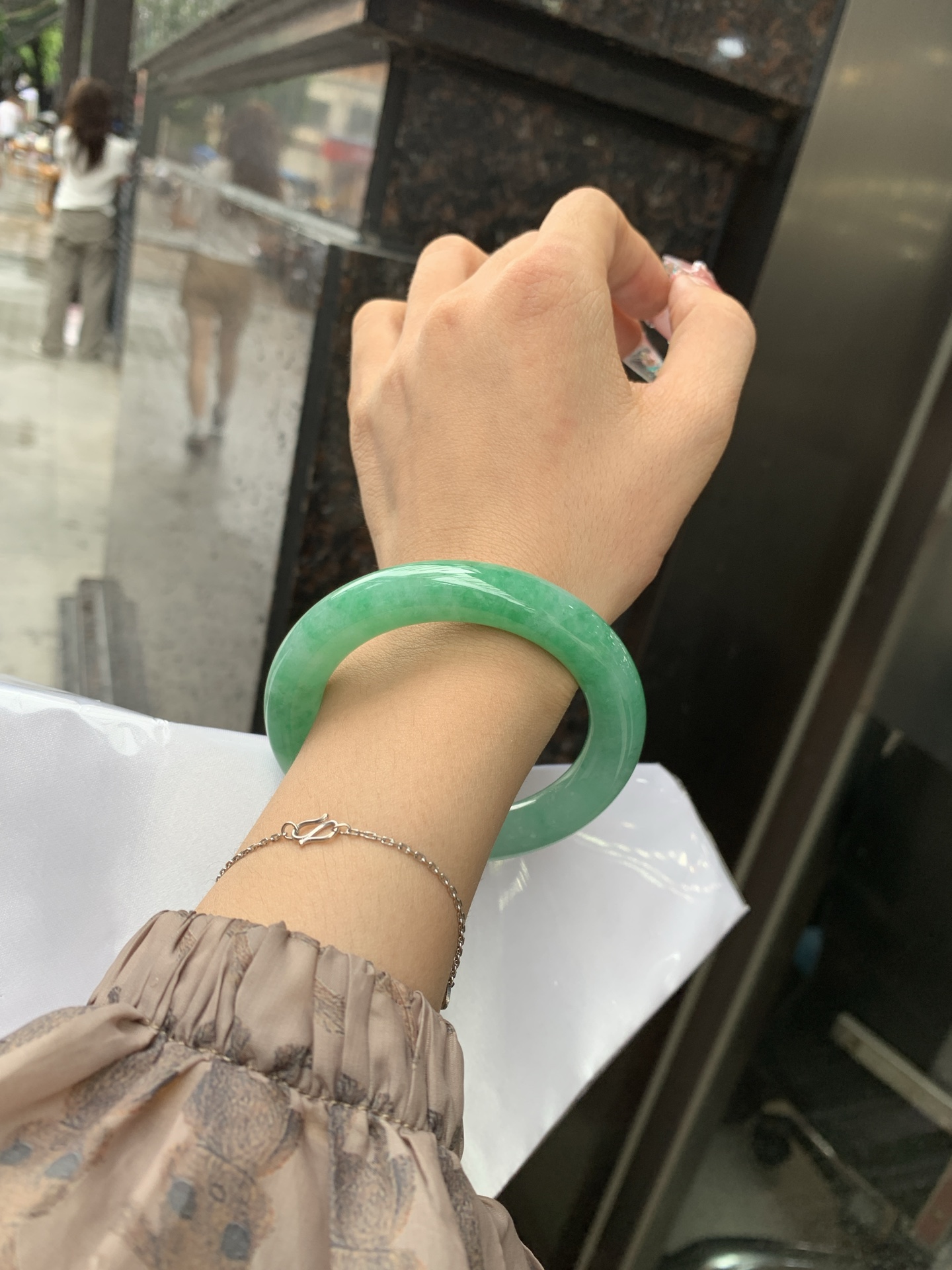 满绿圆条 55.7-11.2-11.3 0616-53-11361 打灯细纹，冰晶体，底妆水润，满绿圈果绿底色，鲜艳青翠，色泽均匀分布，举手投足之间散发出来的贵气感