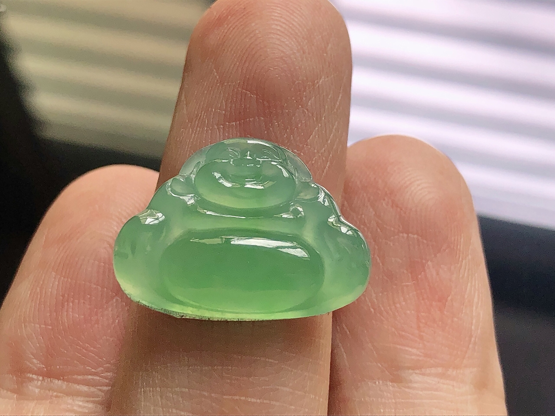️ 冰种阳绿佛公， 色泽艳阳，通透水润，玉质细腻，夺目迷人，雕工精湛，面相慈祥大气，品相，无裂，尺