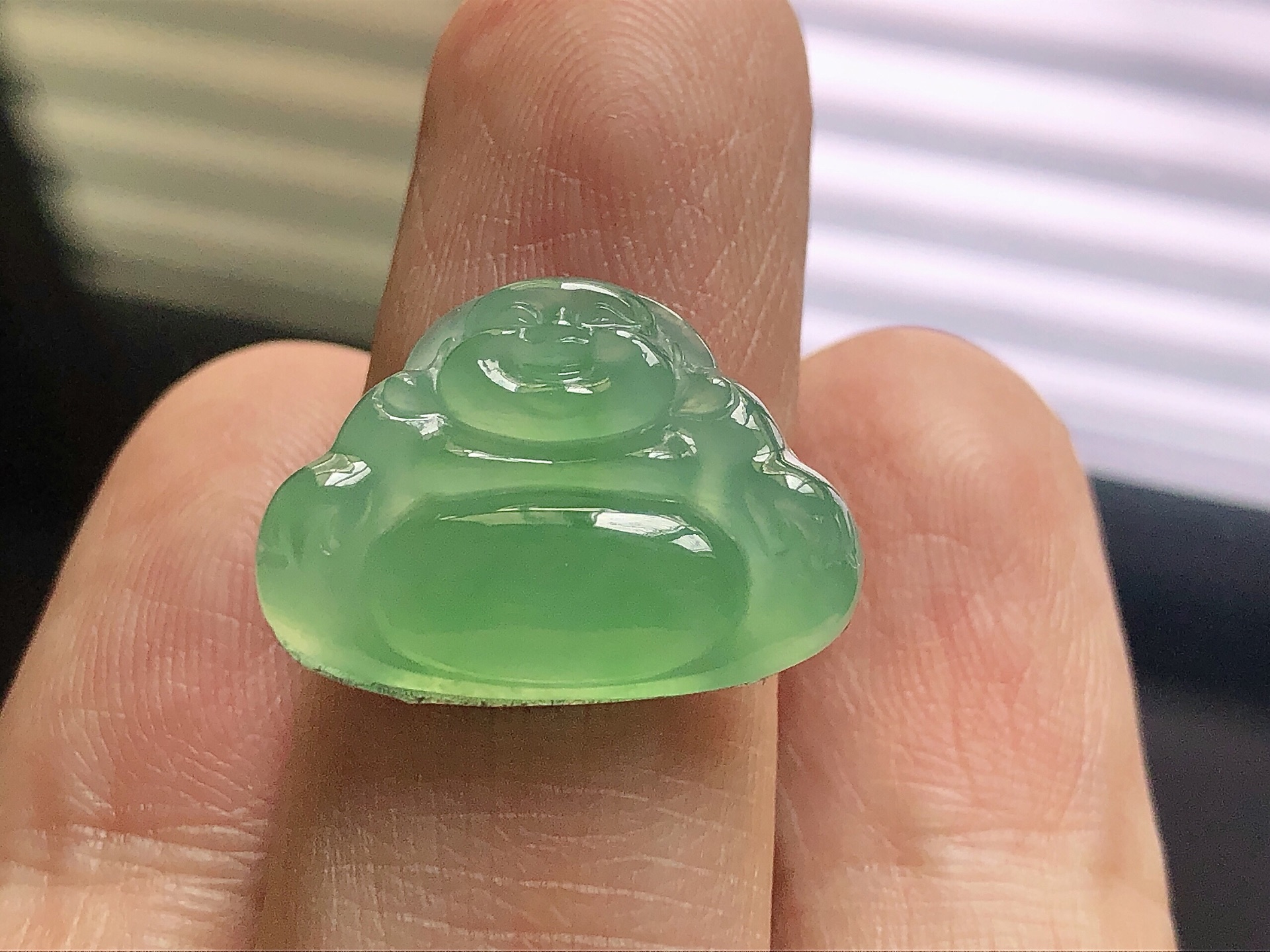 ️ 冰种阳绿佛公， 色泽艳阳，通透水润，玉质细腻，夺目迷人，雕工精湛，面相慈祥大气，品相，无裂，尺寸20.7*15*4.5