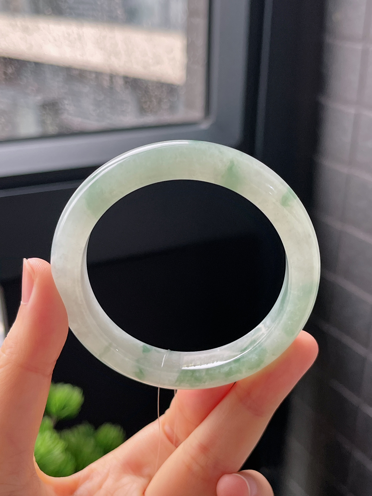 正圈52圈口，翡翠冰糯种飘绿手镯