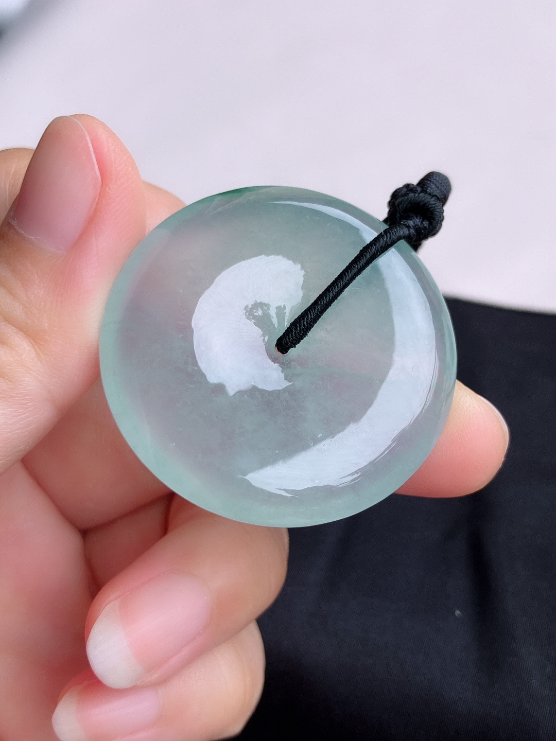 底色大平安扣，晶莹剔透。尺寸39.6/6.8/自然光实拍