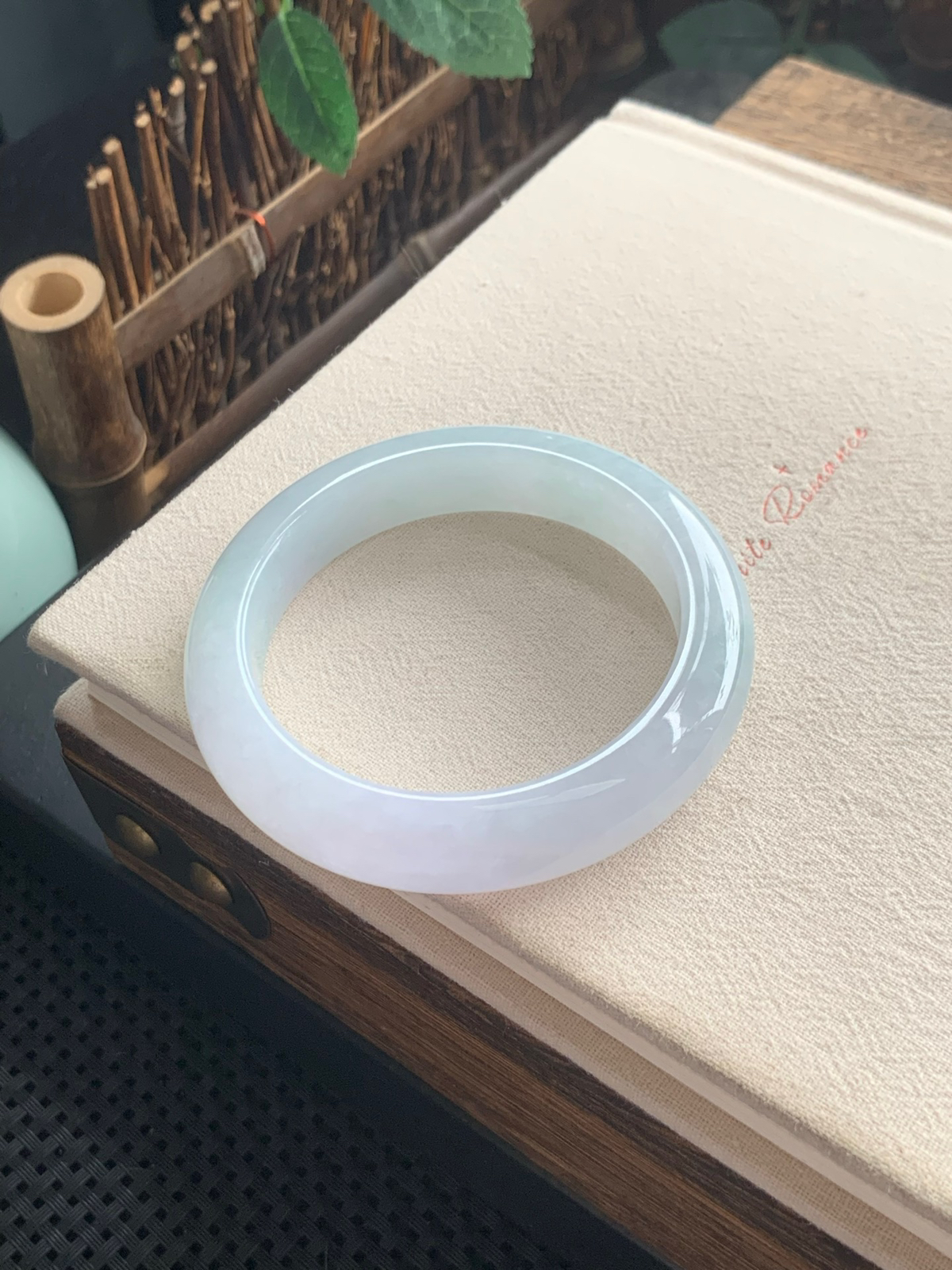 53.8圈口淡春彩正圈手镯，小纹不明显可忽略