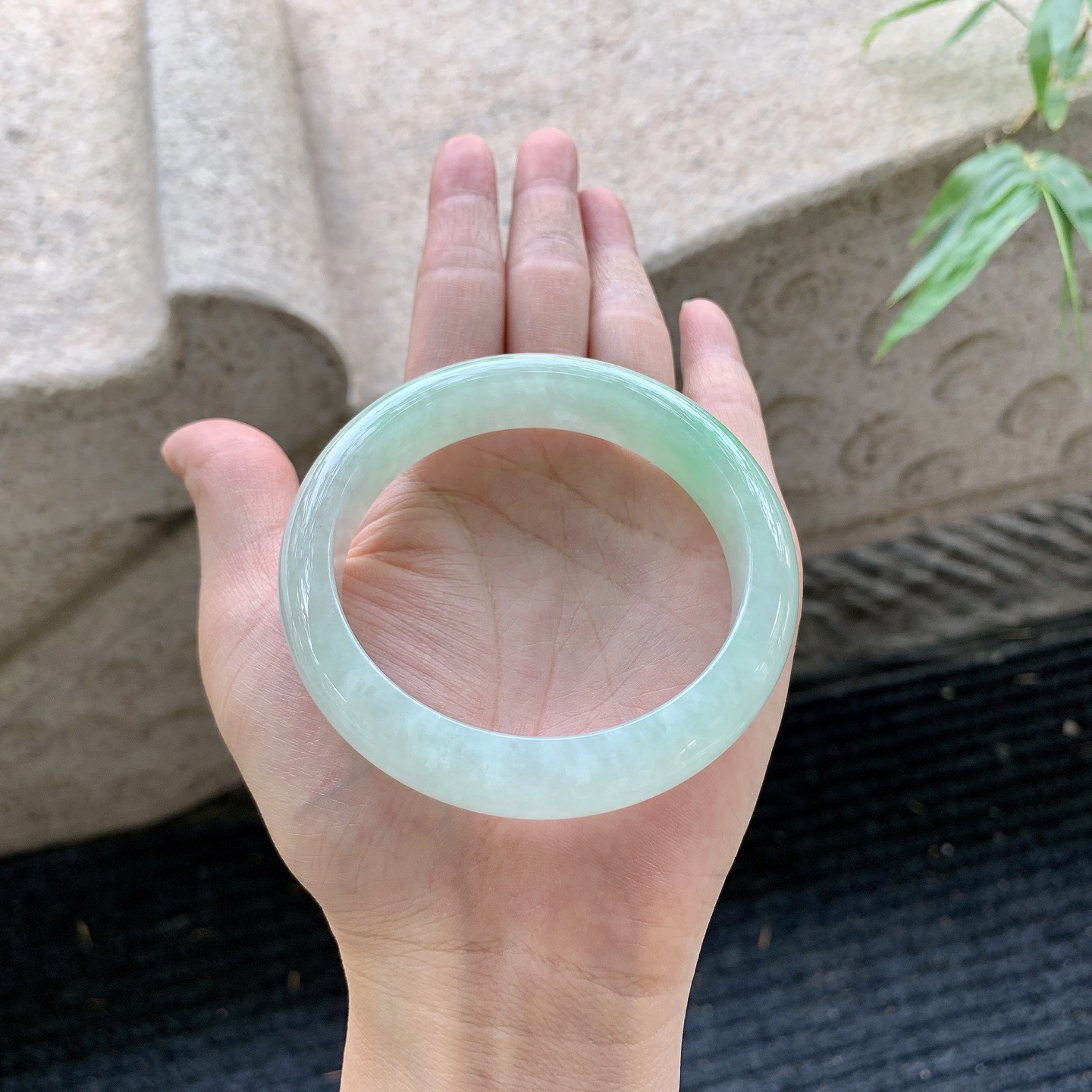 正圈58 59【圈口】58/13.4/8.5【编码】BA061769【描述】糯冰飘绿，水润，种老，细腻，打灯有晶体结构