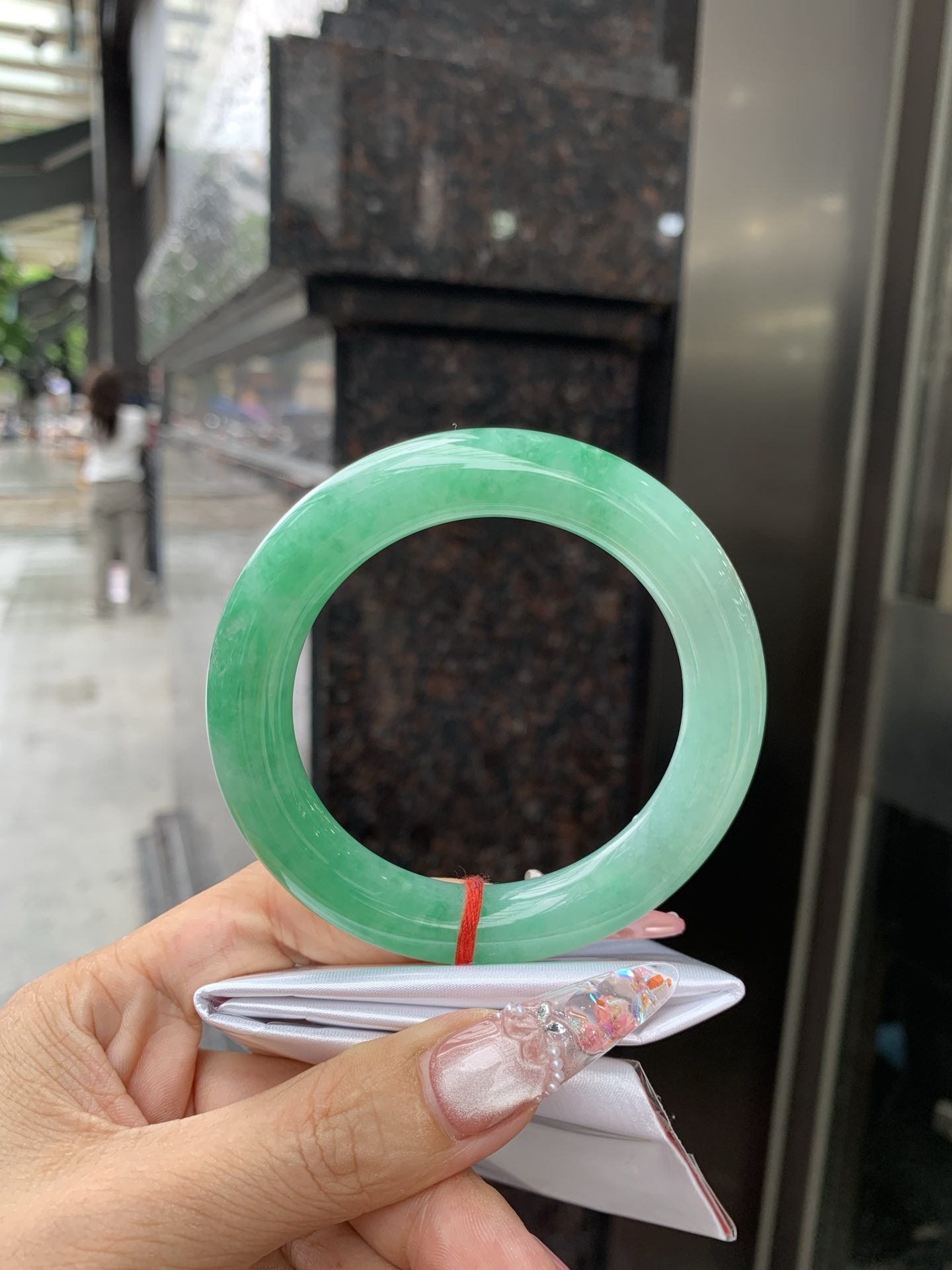 满绿圆条 55.7-11.2-11.3 0616-53-11361 打灯细纹，冰晶体，底妆水润，满绿圈果绿底色，鲜艳青翠，色泽均匀分布，举手投足之间散发出来的贵气感